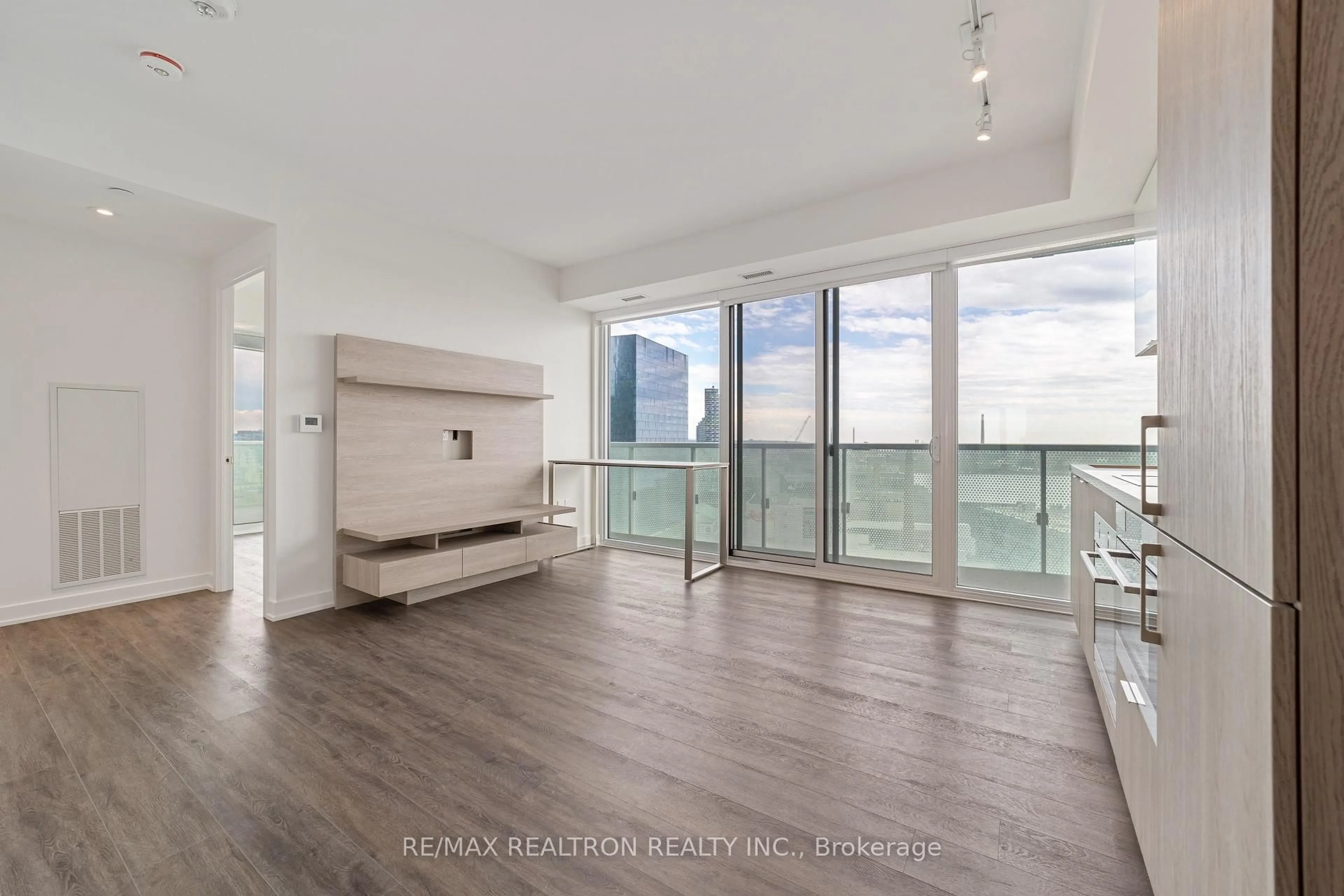Unknown for 15 Queens Quay #2209, Toronto Ontario M5E 0C5
