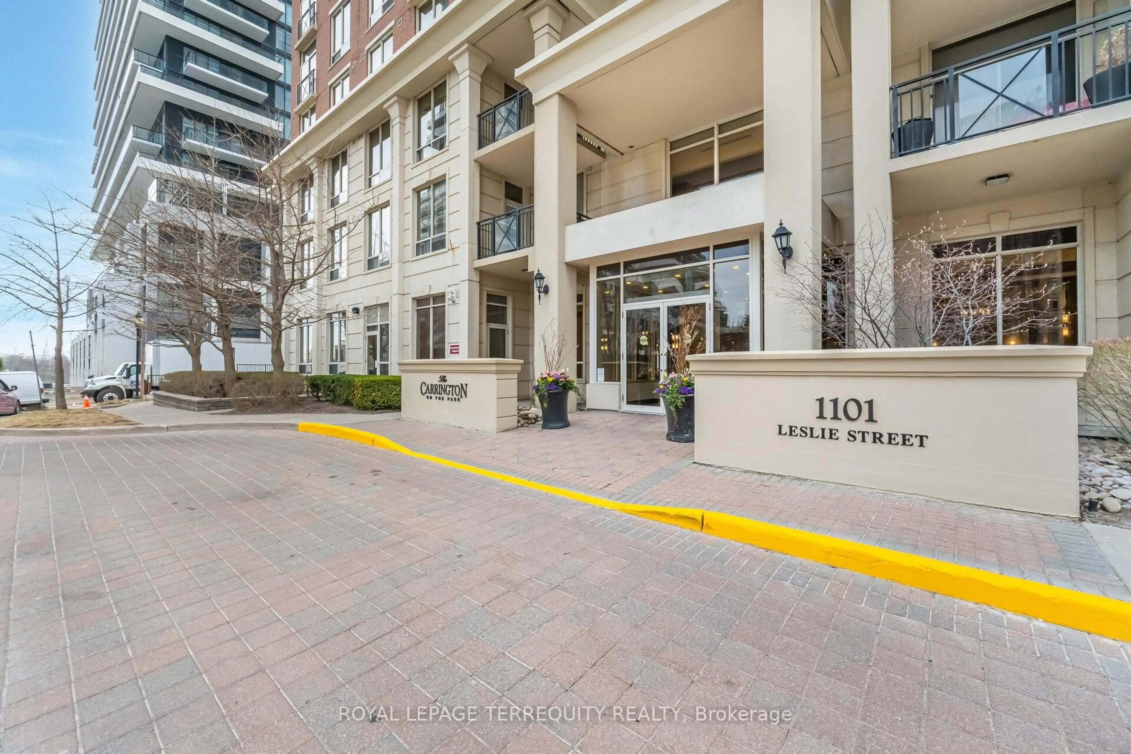 Indoor foyer for 1101 Leslie St #305, Toronto Ontario M3C 4G3