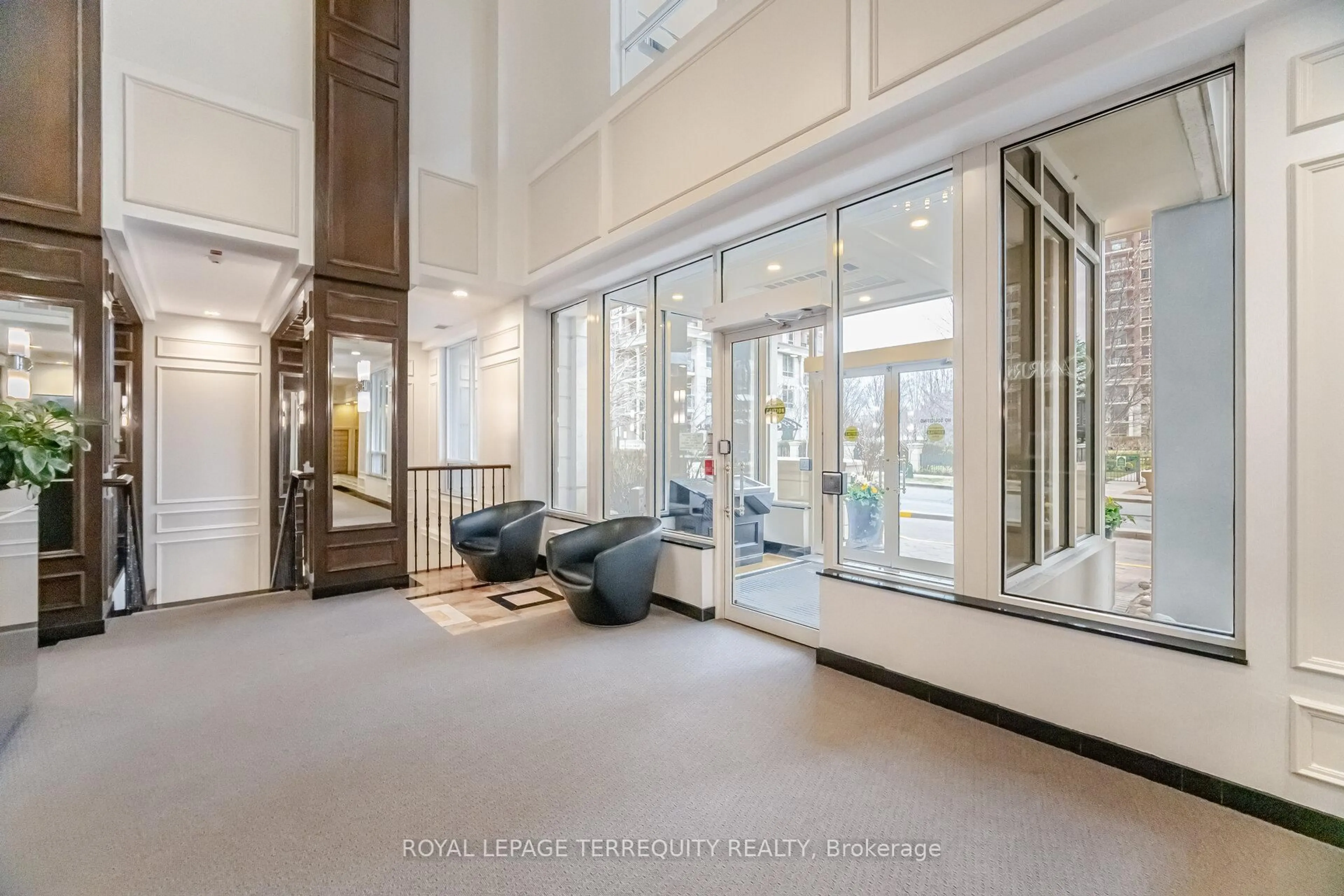Indoor foyer for 1101 Leslie St #305, Toronto Ontario M3C 4G3