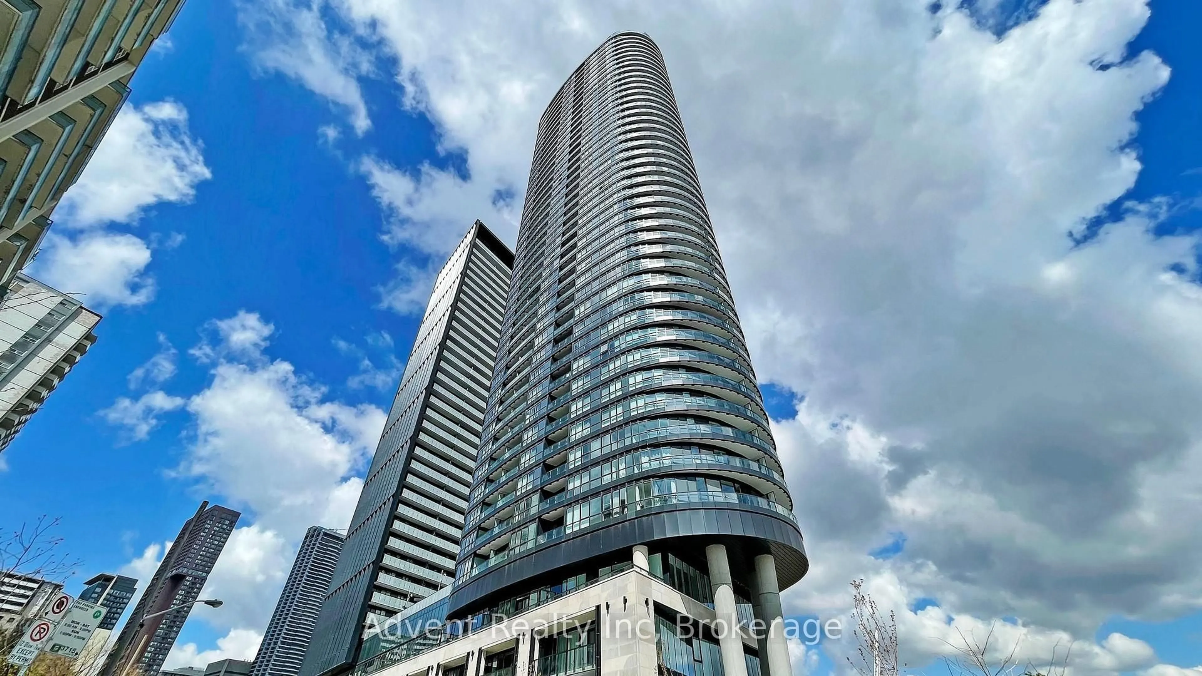 Indoor foyer for 585 Bloor St #420, Toronto Ontario M4W 0B3