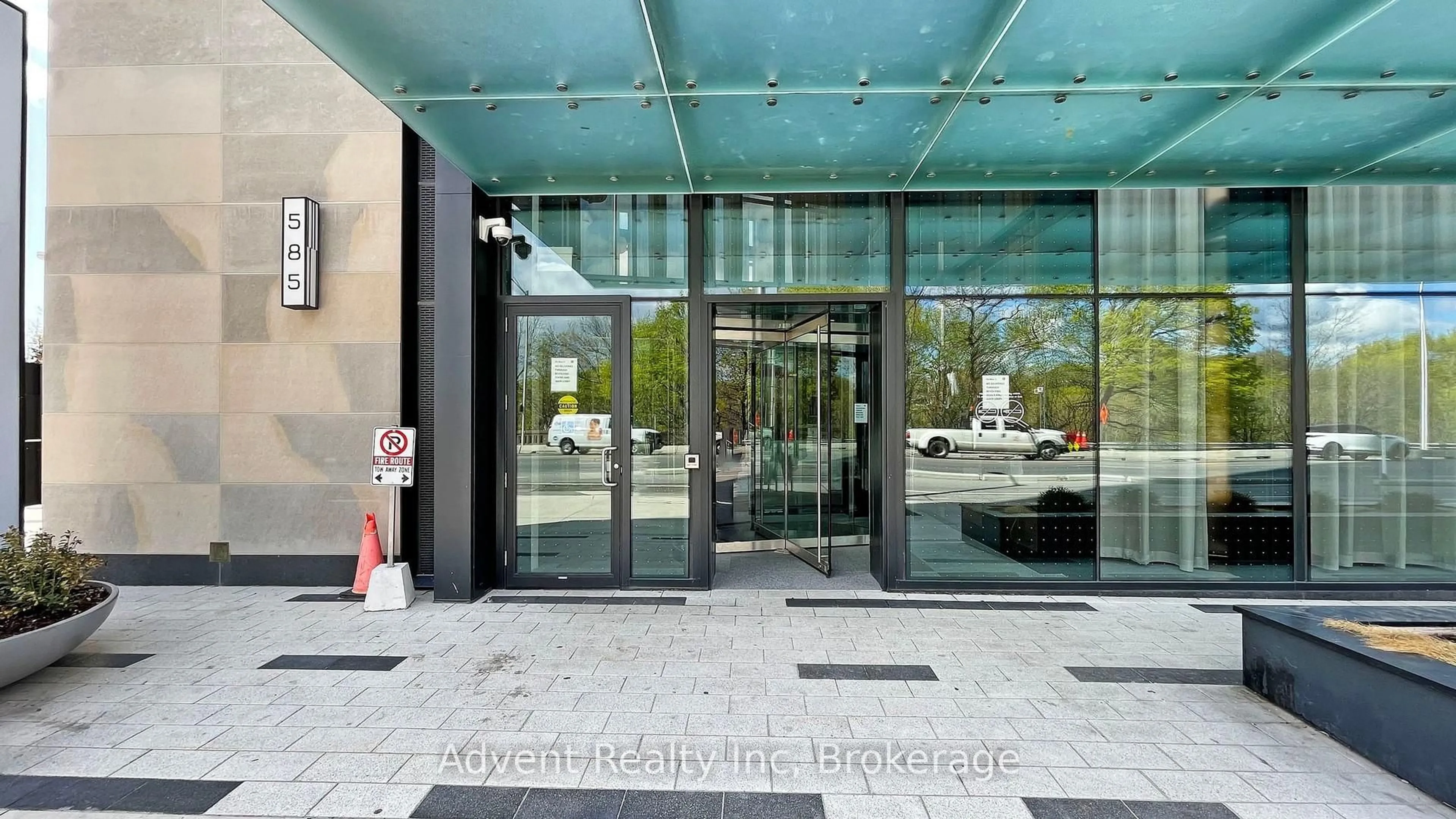 Indoor foyer for 585 Bloor St #420, Toronto Ontario M4W 0B3