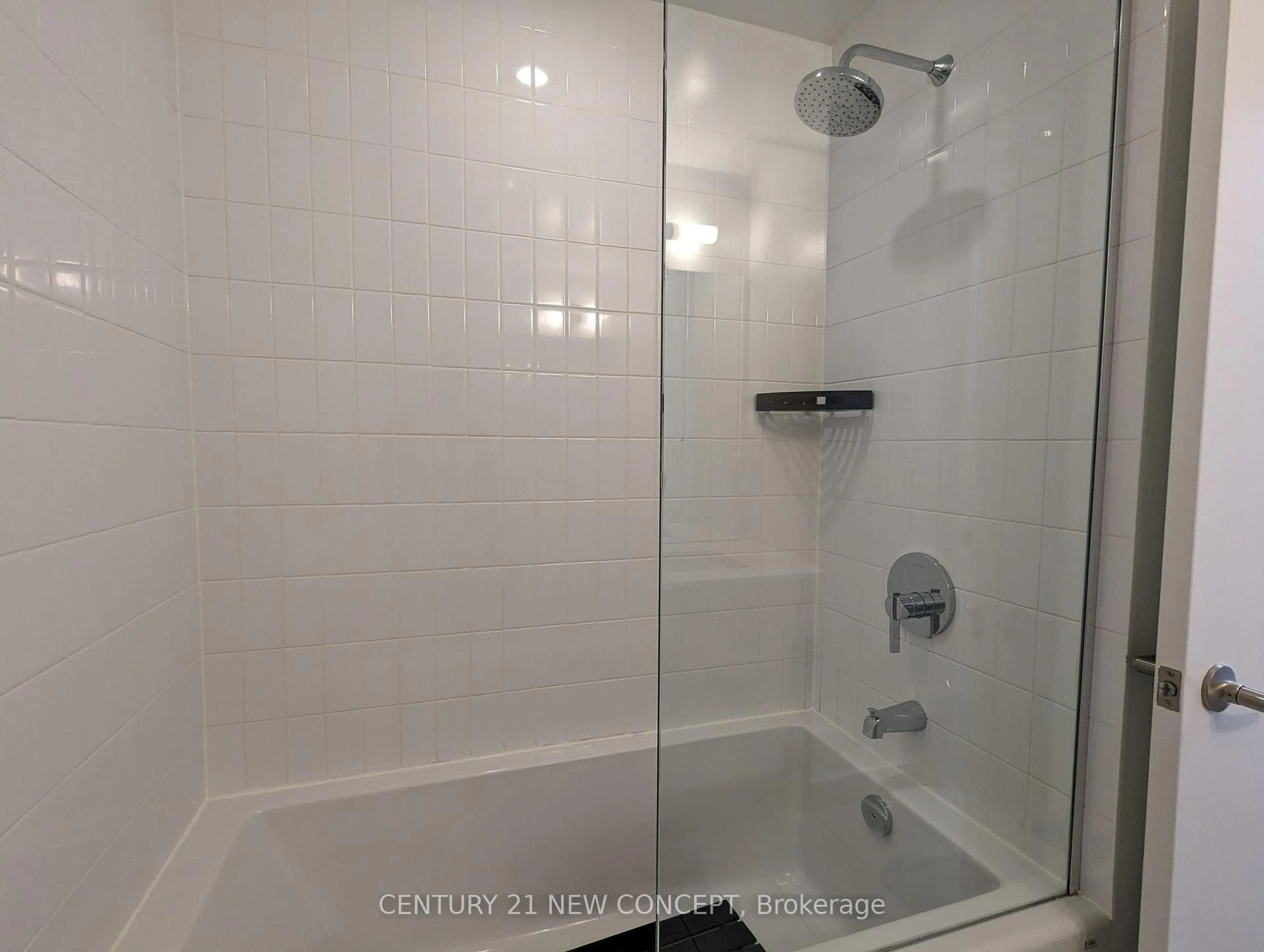 Standard bathroom, ceramic/tile floor for 210 Simcoe St #613, Toronto Ontario M5T 0A9