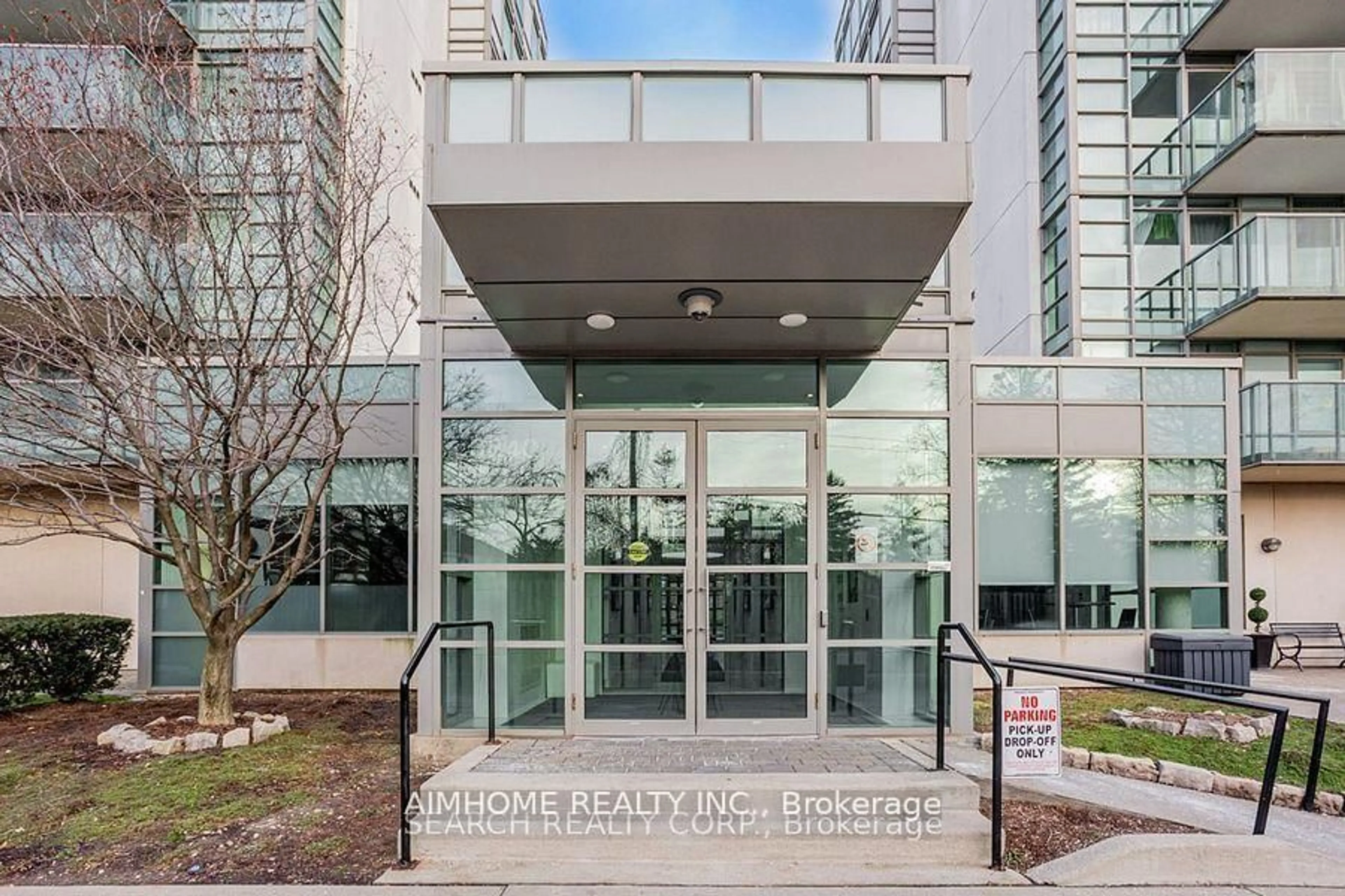 Indoor foyer for 3830 Bathurst St #410, Toronto Ontario M3H 6C5