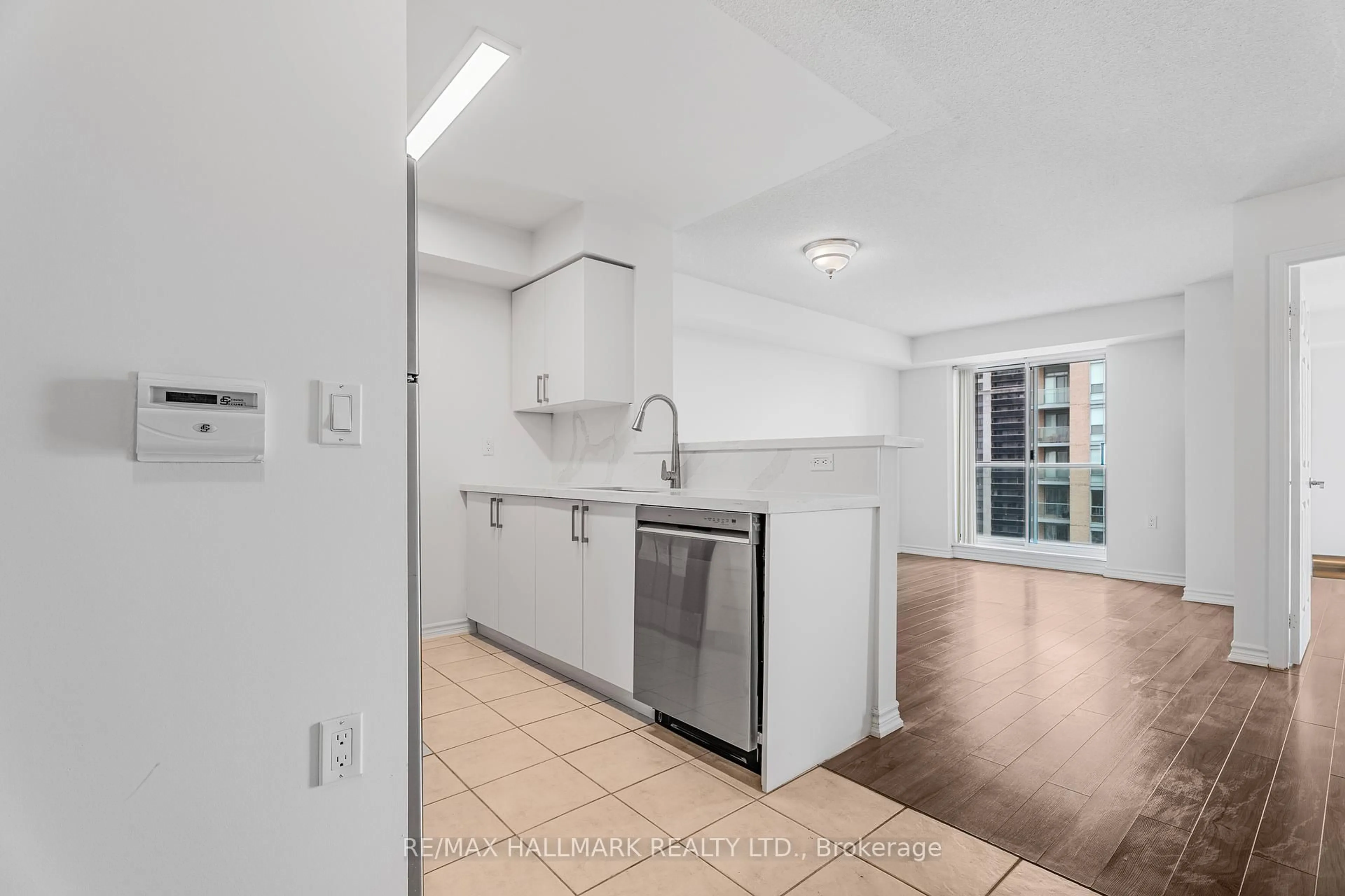 Standard kitchen, unknown for 20 Olive Ave #1707, Toronto Ontario M2N 7G5