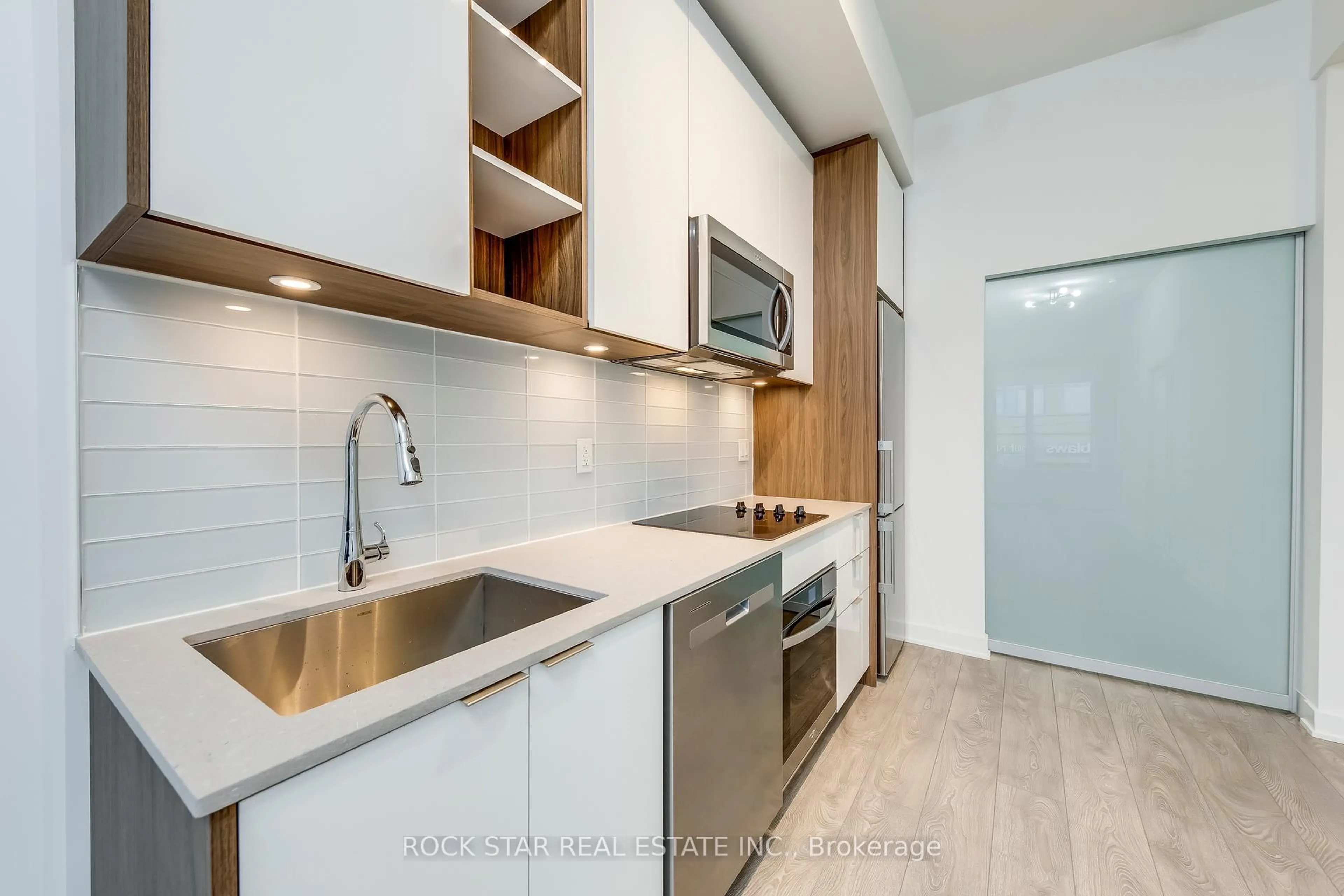 Standard kitchen, ceramic/tile floor for 543 Richmond St #228, Toronto Ontario M5V 0W9