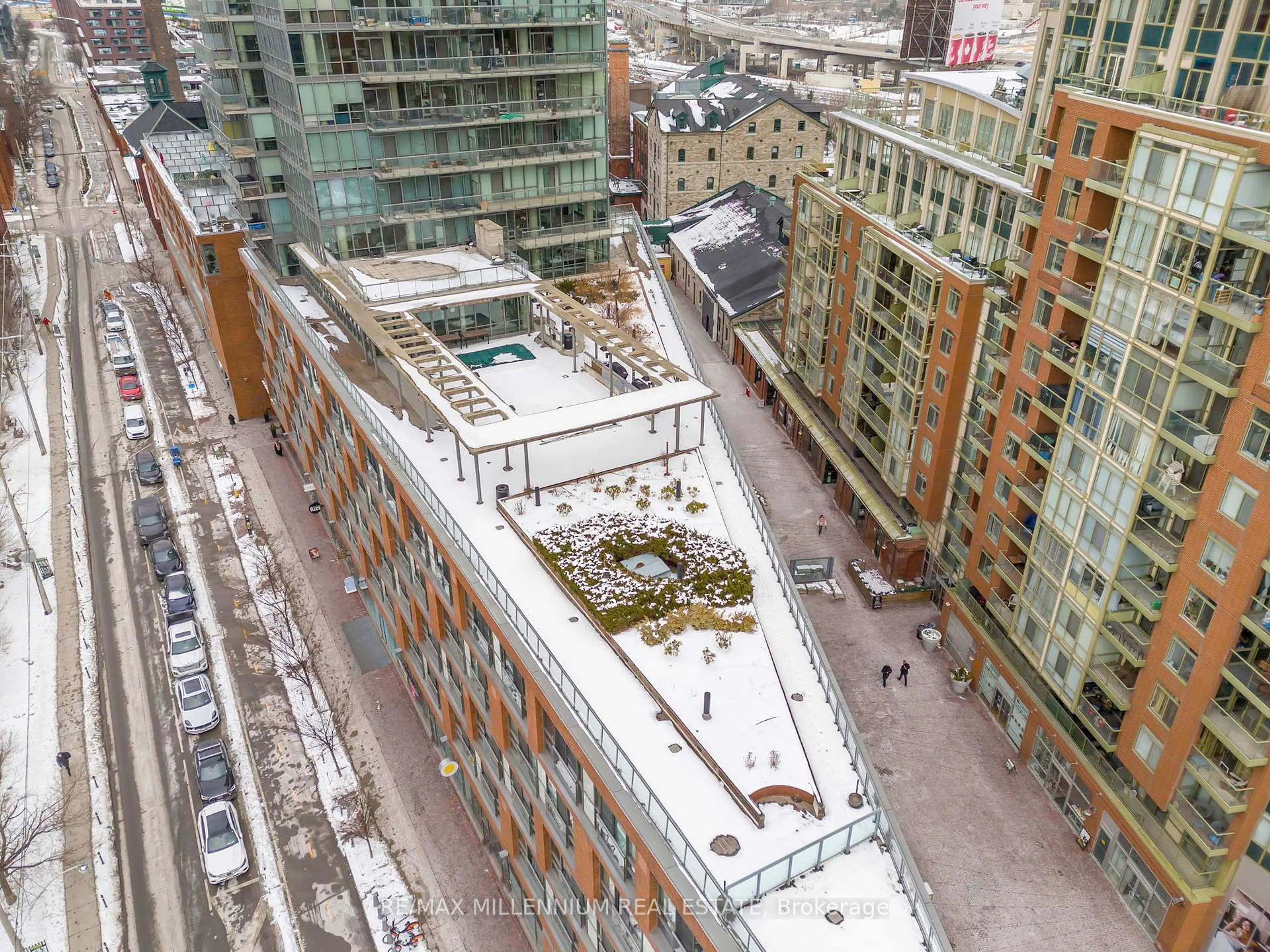 A pic from outside/outdoor area/front of a property/back of a property/a pic from drone, city buildings view from balcony for 33 Mill St #501, Toronto Ontario M5A 3R3