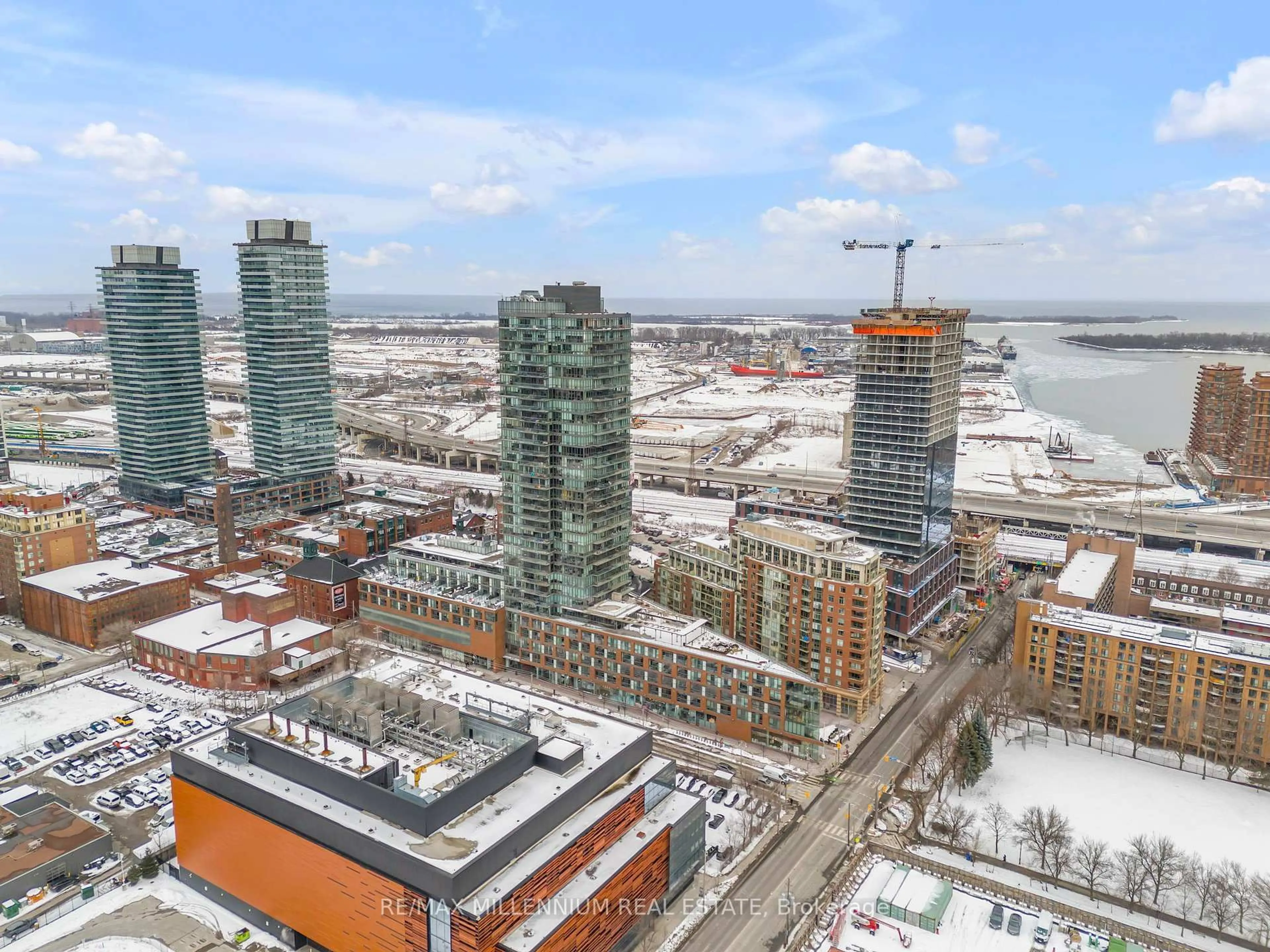 A pic from outside/outdoor area/front of a property/back of a property/a pic from drone, city buildings view from balcony for 33 Mill St #501, Toronto Ontario M5A 3R3