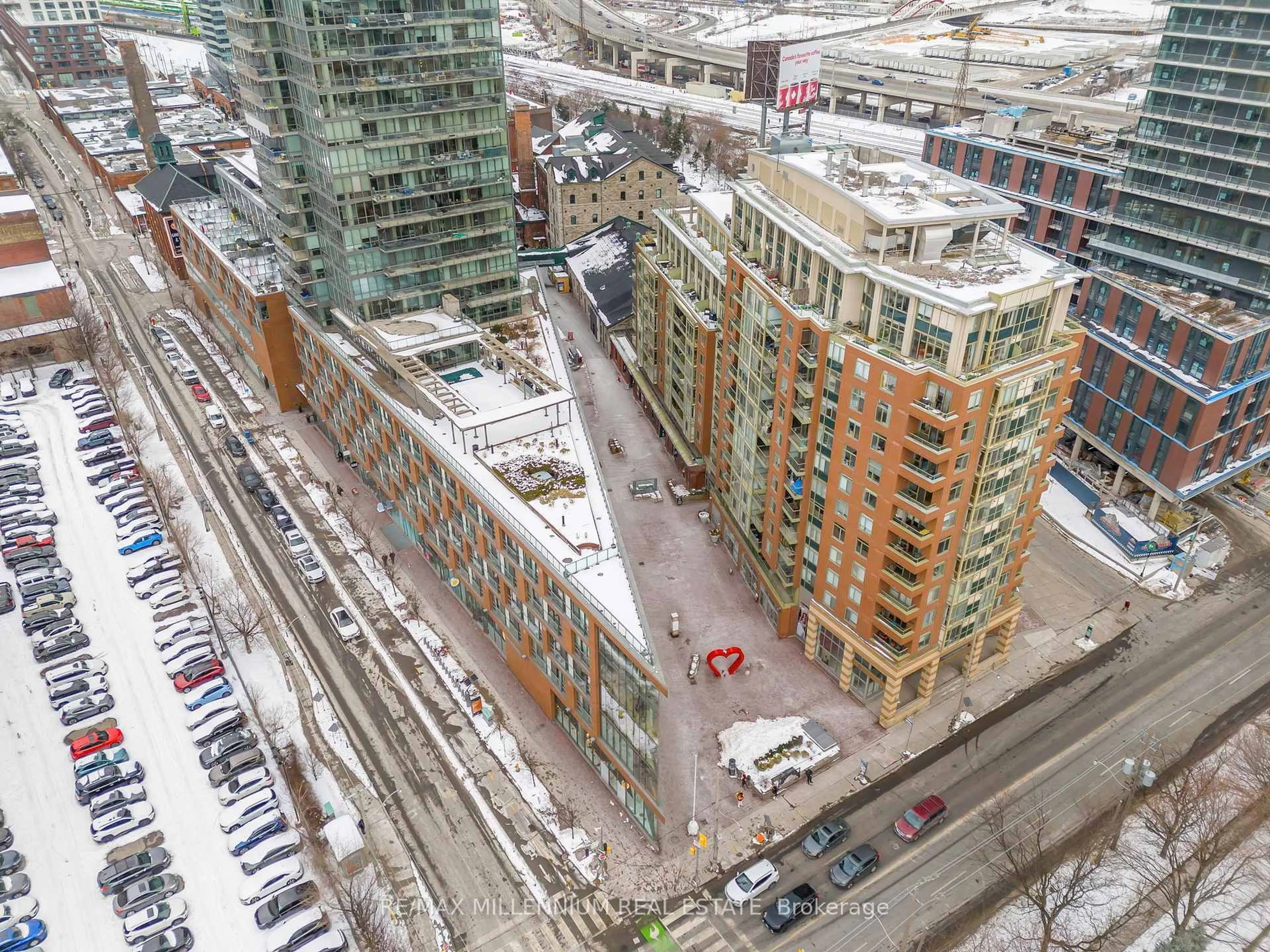 A pic from outside/outdoor area/front of a property/back of a property/a pic from drone, city buildings view from balcony for 33 Mill St #501, Toronto Ontario M5A 3R3