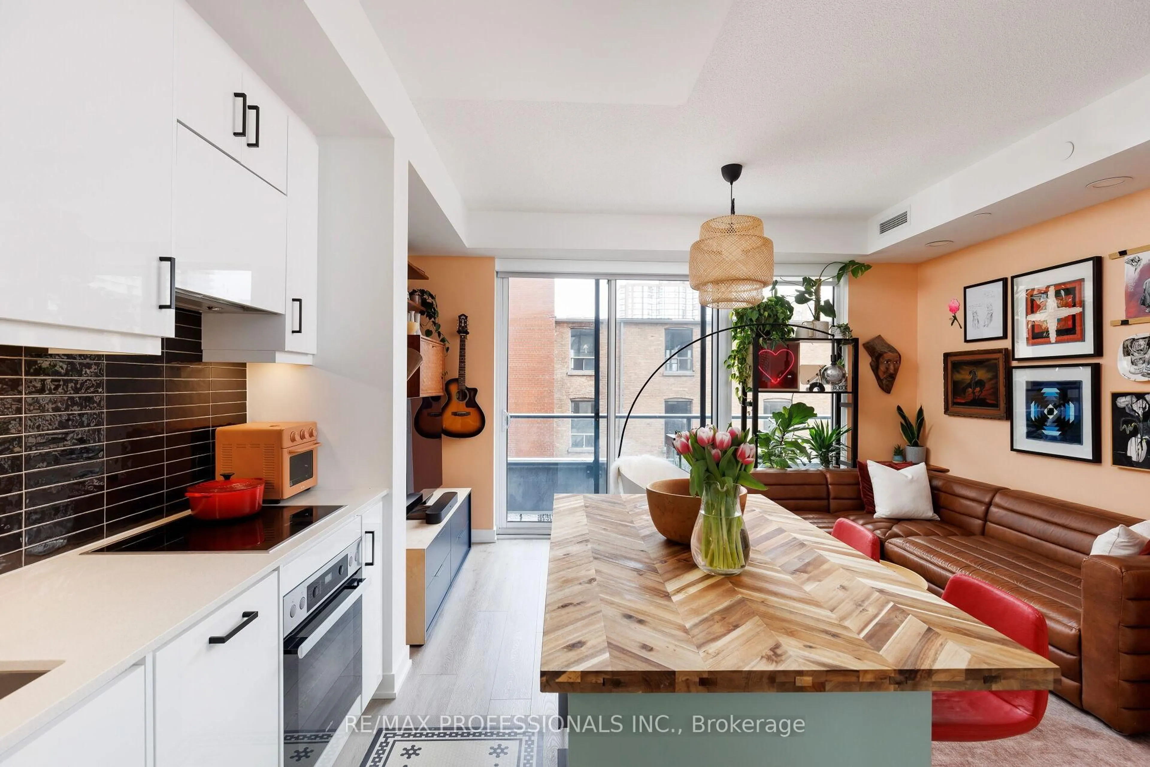 Contemporary kitchen, ceramic/tile floor for 9 Tecumseth St #425, Toronto Ontario M5V 0S5