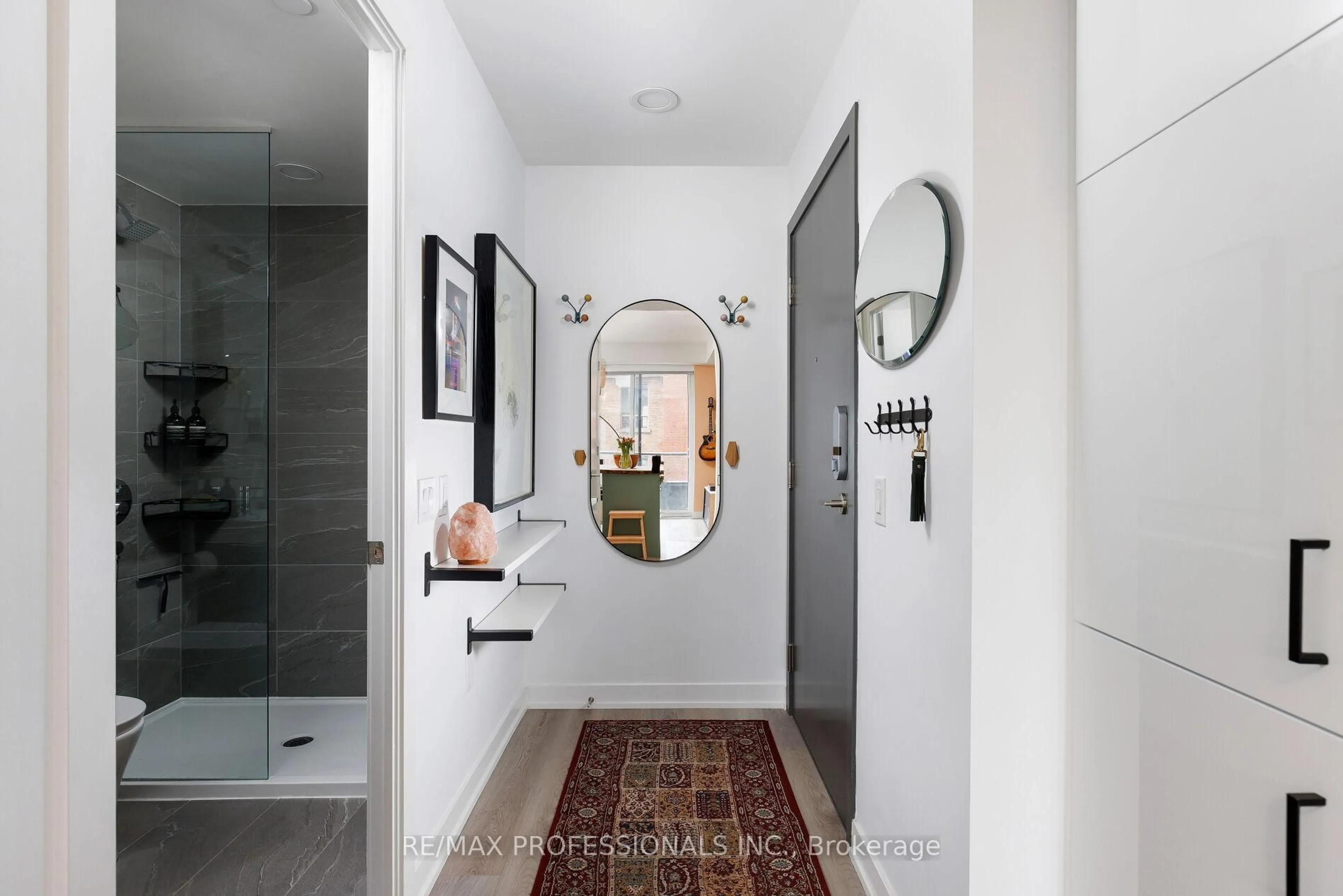 Contemporary bathroom, ceramic/tile floor for 9 Tecumseth St #425, Toronto Ontario M5V 0S5