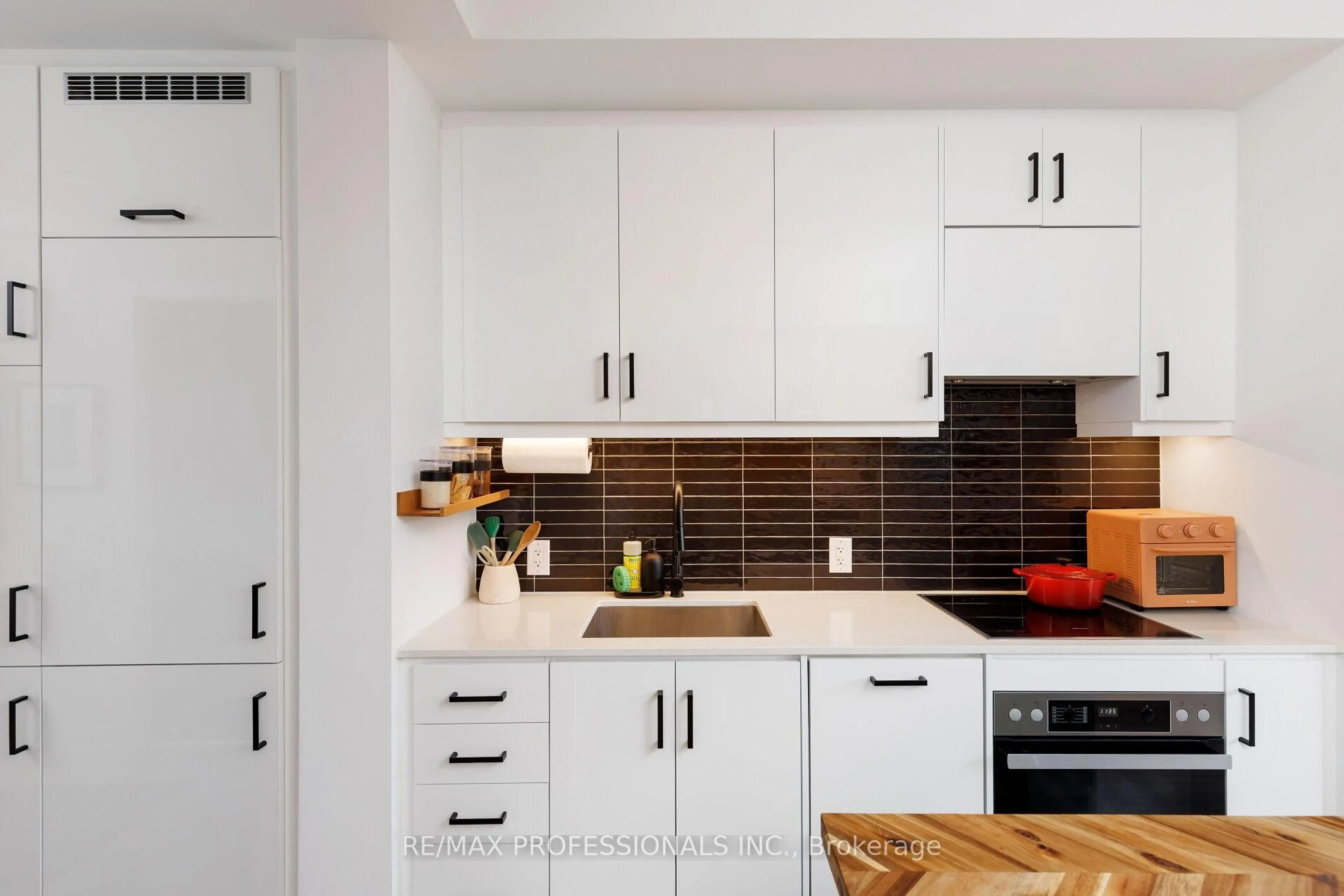 Contemporary kitchen, ceramic/tile floor for 9 Tecumseth St #425, Toronto Ontario M5V 0S5