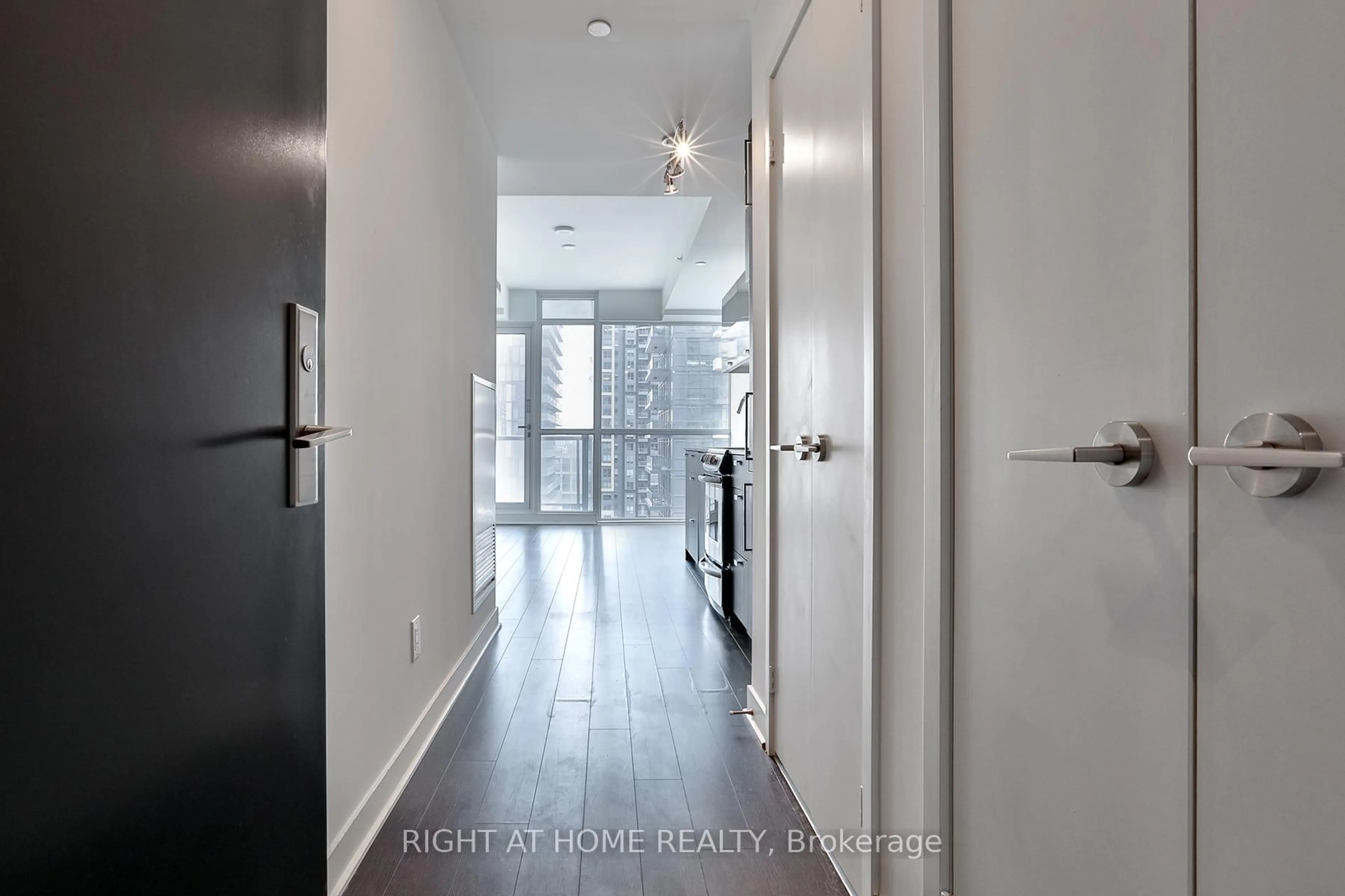 Indoor entryway for 290 Adelaide St #1903, Toronto Ontario M5V 1P6