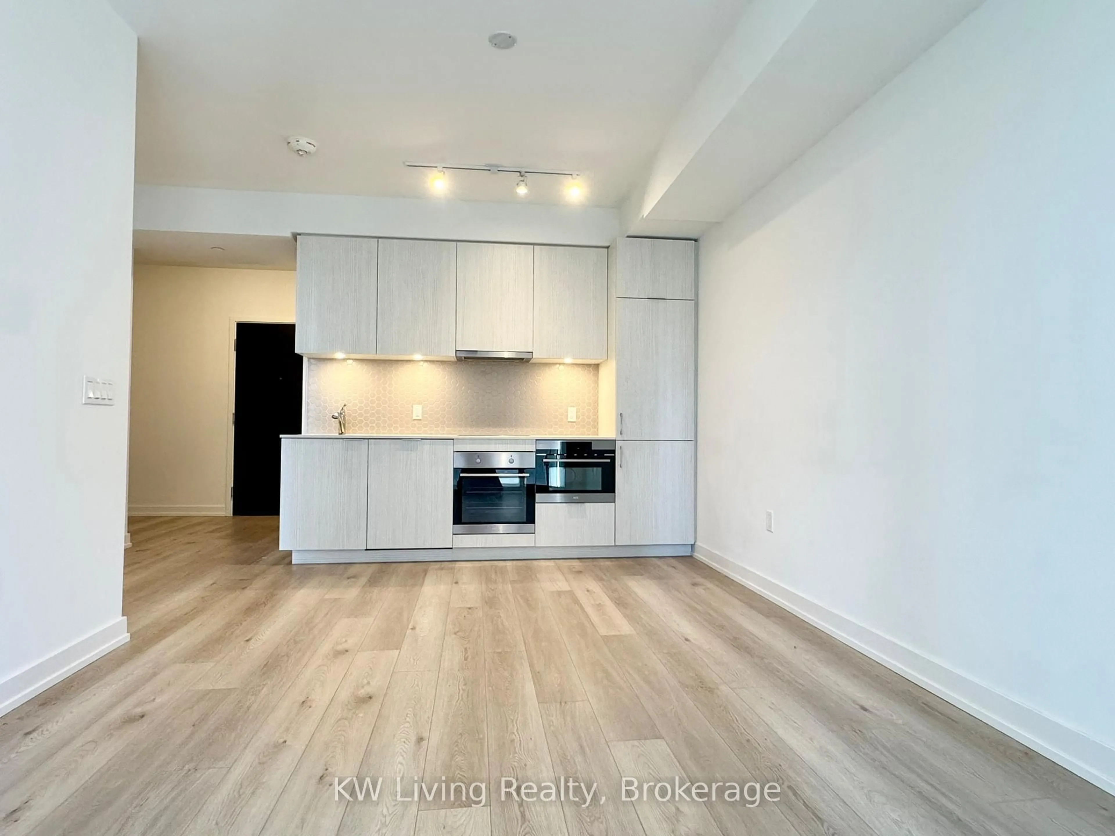 Open concept kitchen, wood/laminate floor for 158 Front St #517, Toronto Ontario M5A 0K9