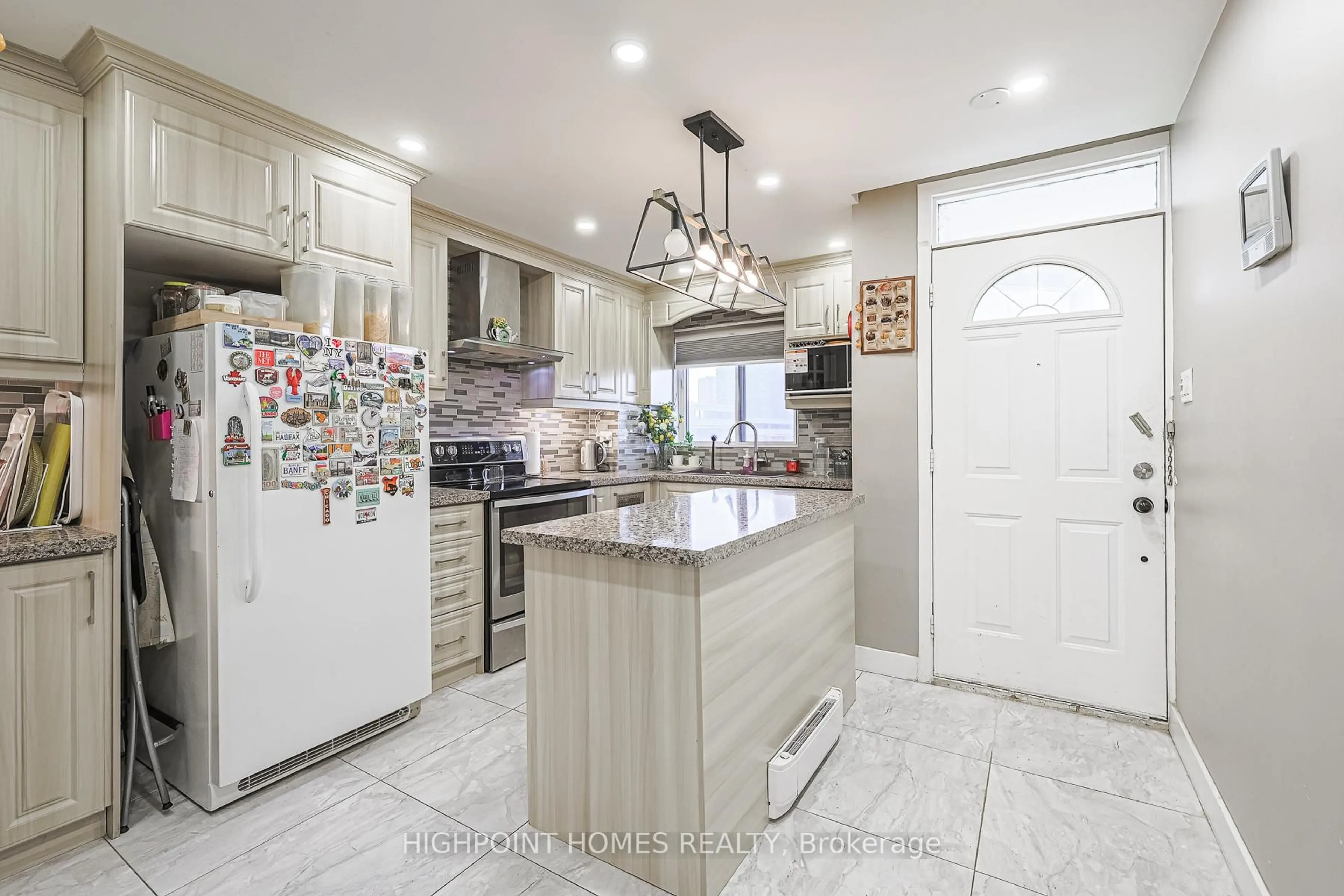 Open concept kitchen, ceramic/tile floor for 140 Leeward Glwy #315, Toronto Ontario M3C 2Y9