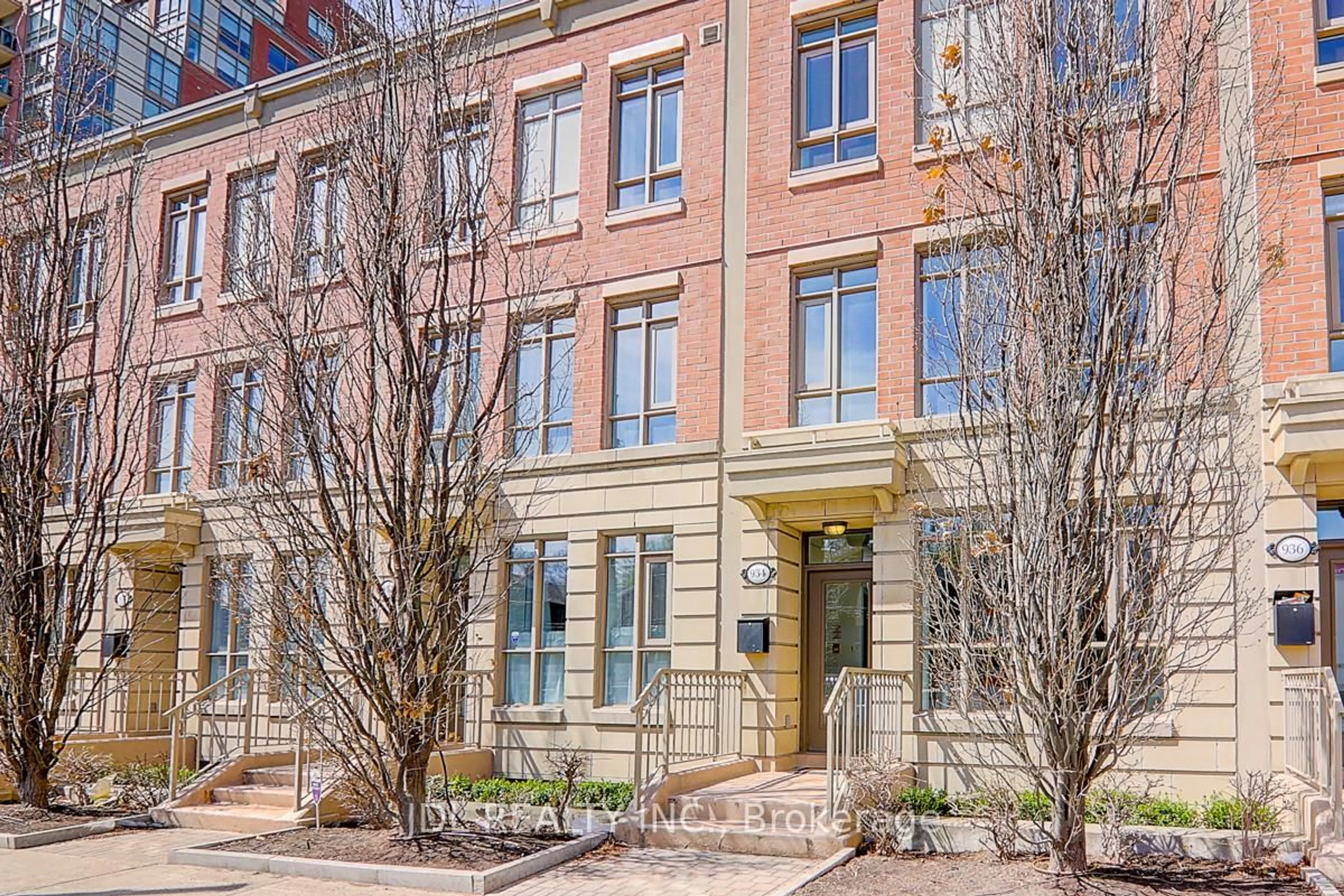 Home with brick exterior material, street for 934 Mount Pleasant Rd #Th6, Toronto Ontario M4P 2L6