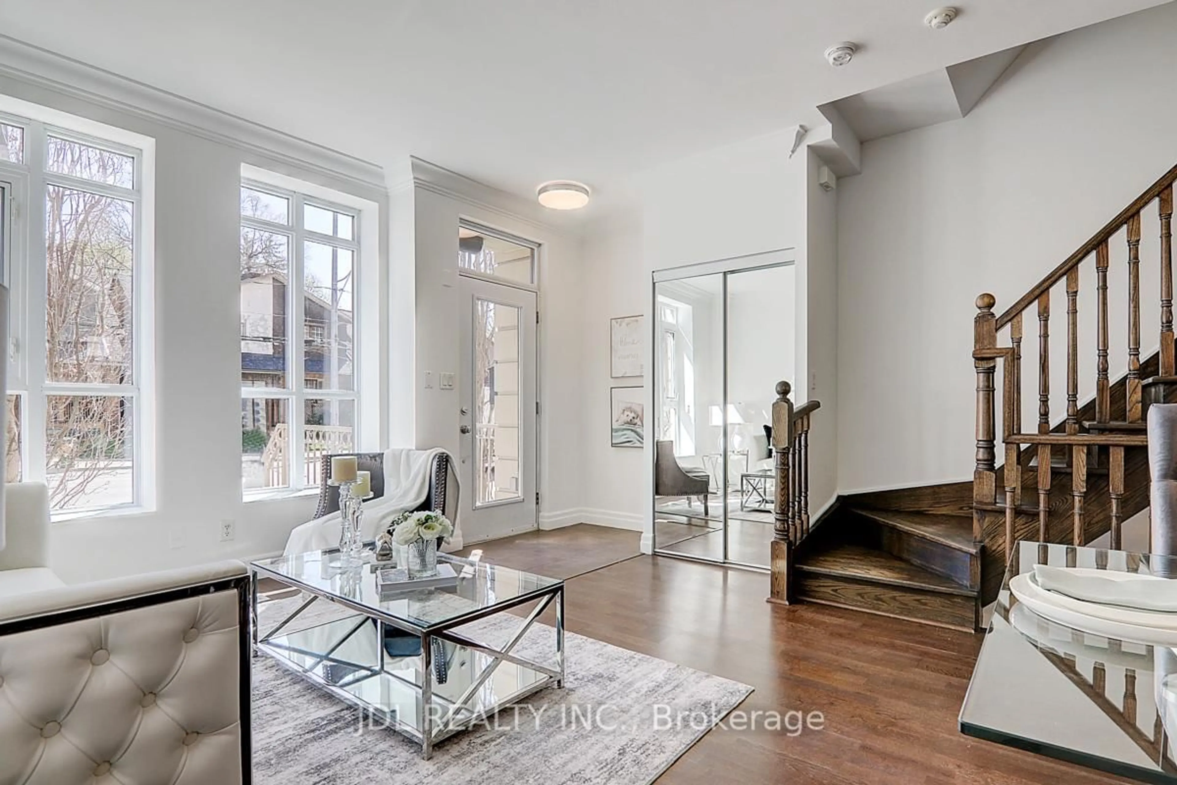 Indoor entryway for 934 Mount Pleasant Rd #Th6, Toronto Ontario M4P 2L6