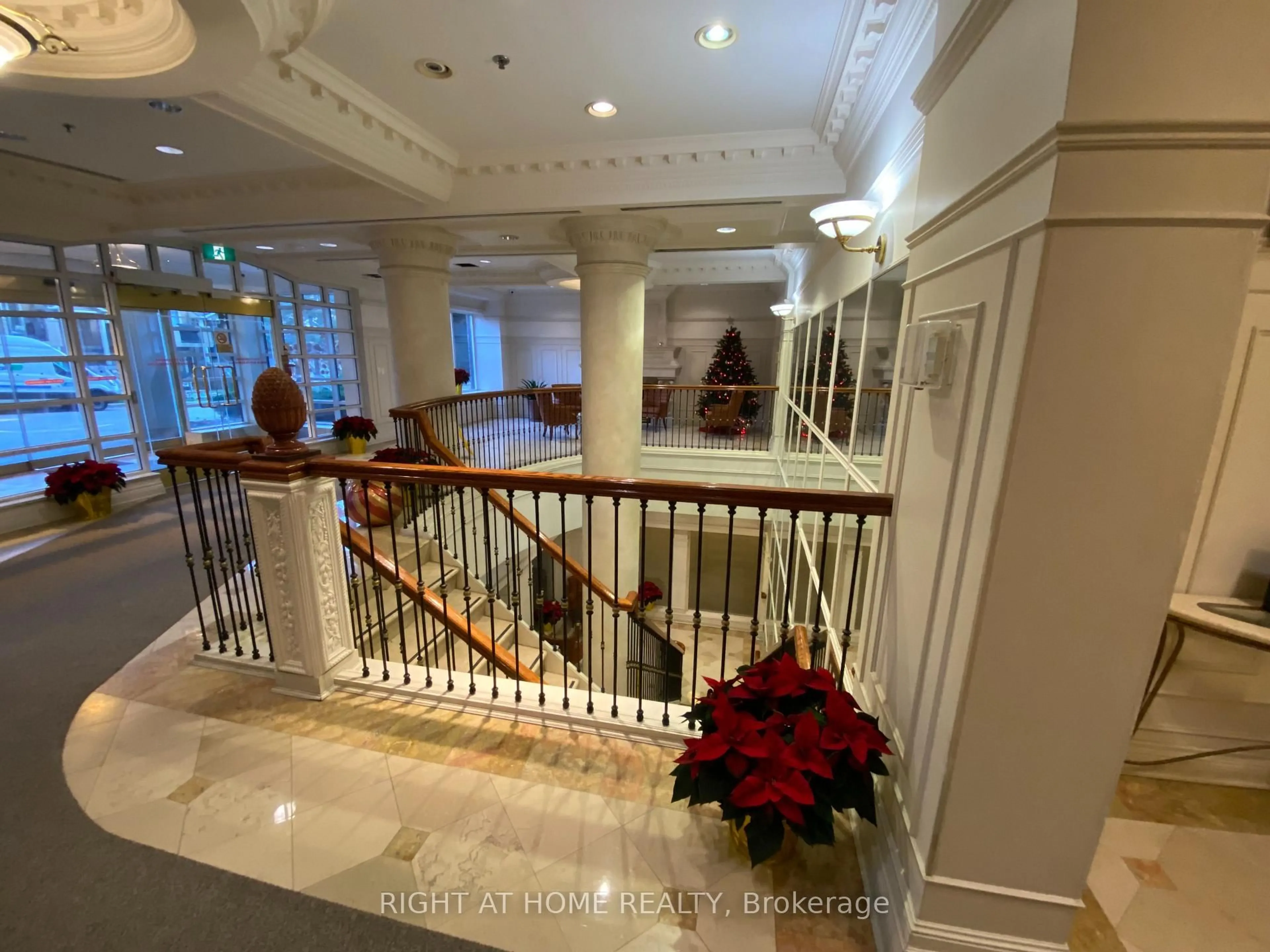 Indoor foyer for 18 Sommerset Way #2316, Toronto Ontario M2N 6X5
