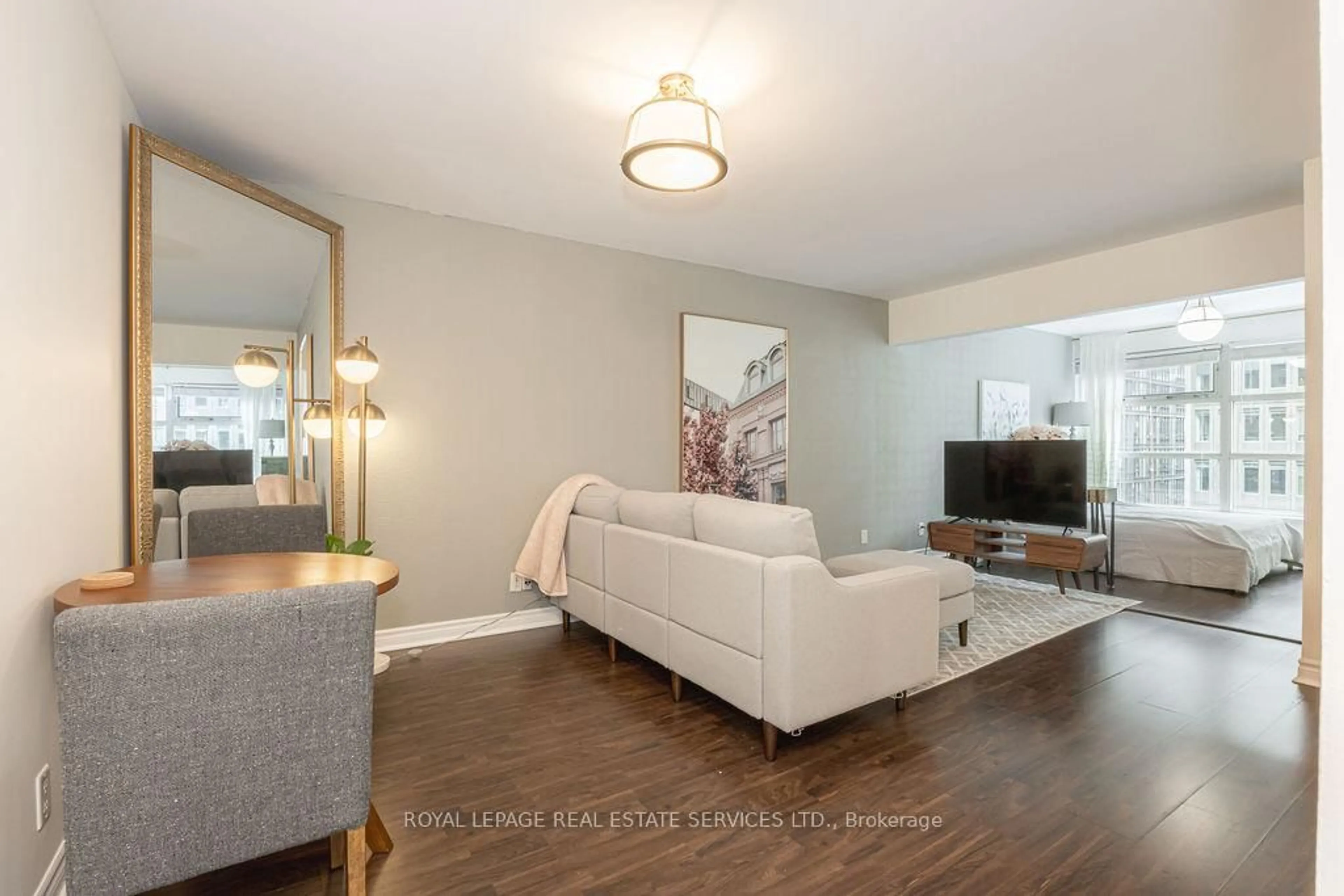 Living room with furniture, wood/laminate floor for 50 Lombard St #1503, Toronto Ontario M5C 2X4
