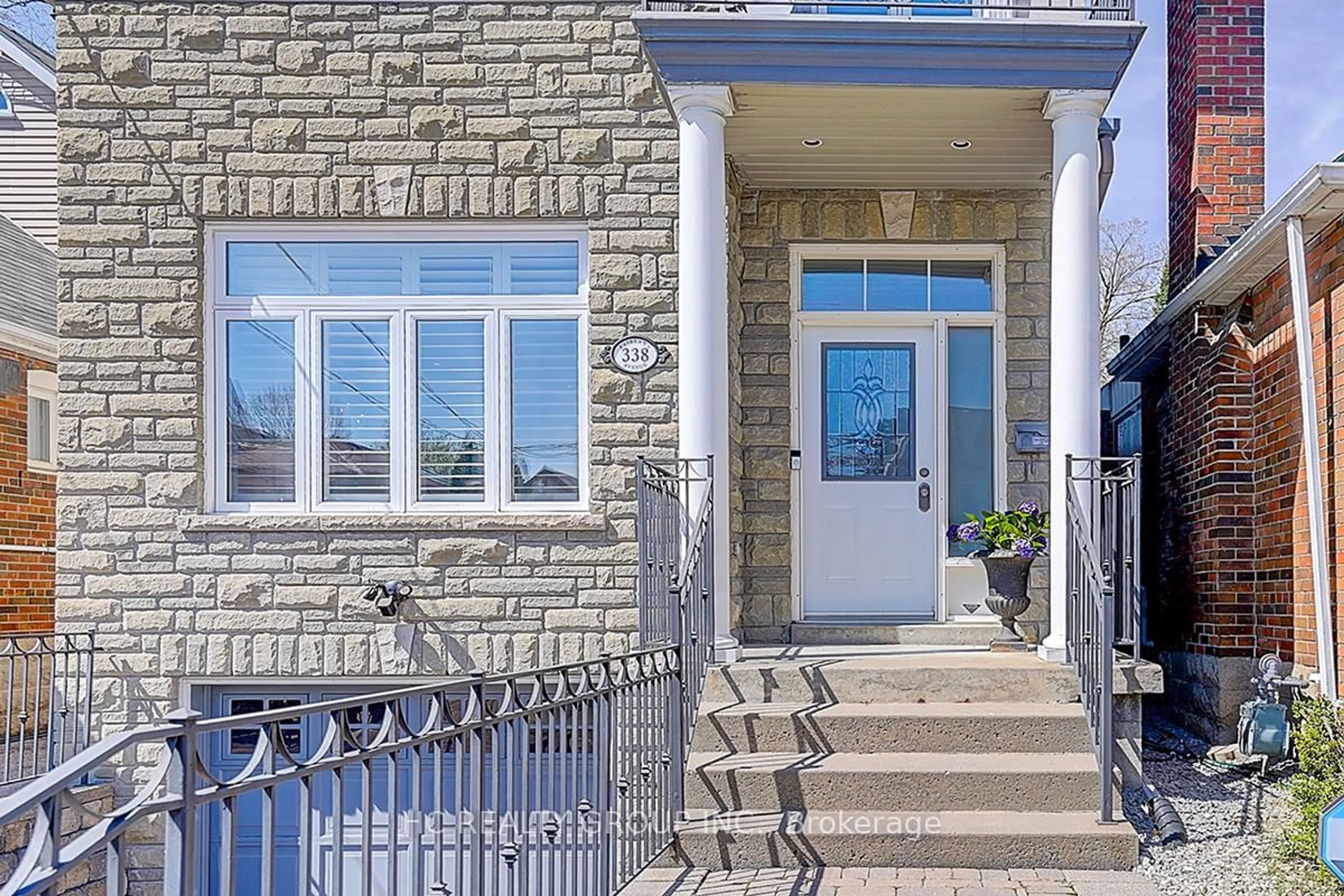Indoor entryway for 338 Fairlawn Ave, Toronto Ontario M5M 1T6