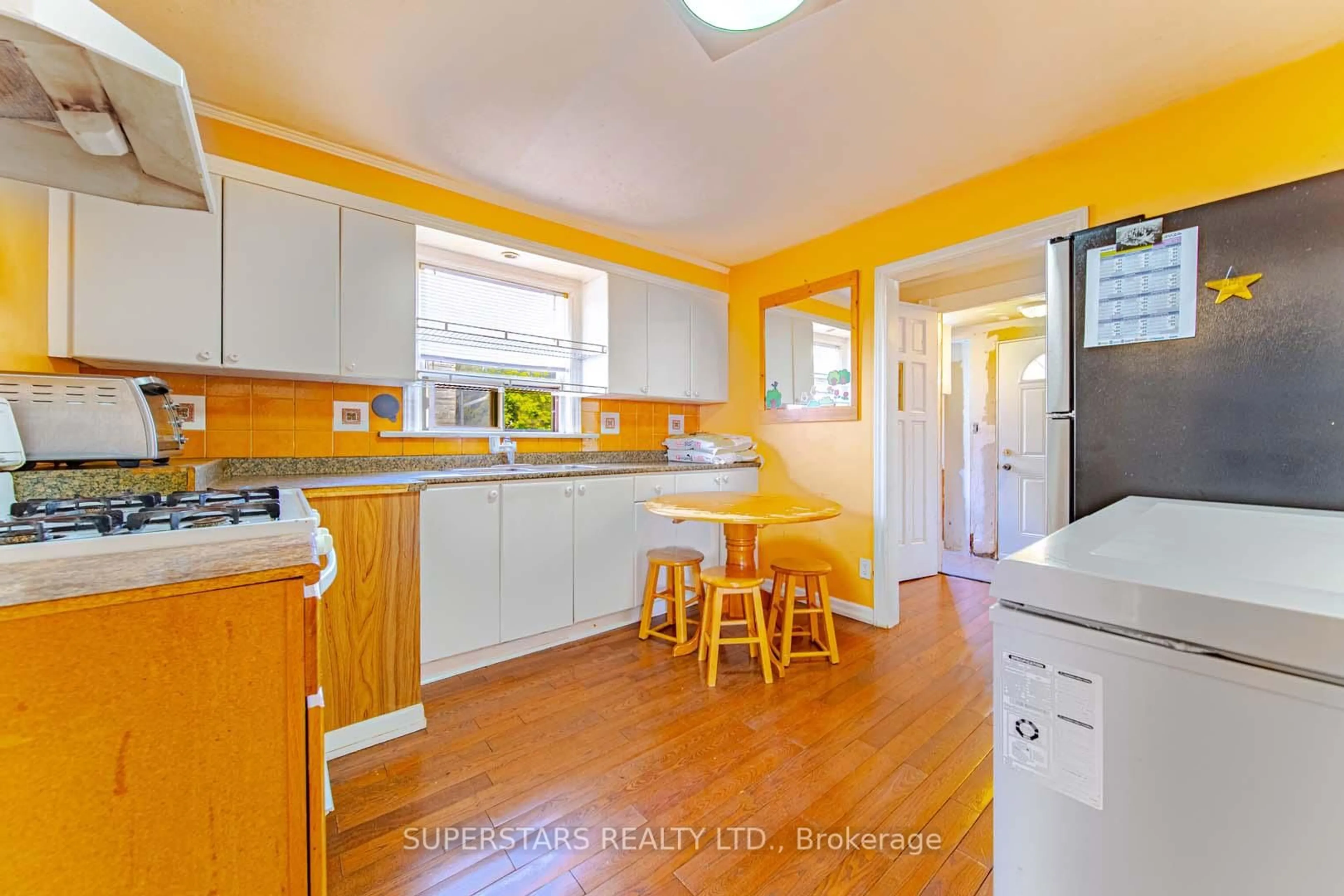 Standard kitchen, unknown for 63 Madawaska Ave, Toronto Ontario M2M 2R2