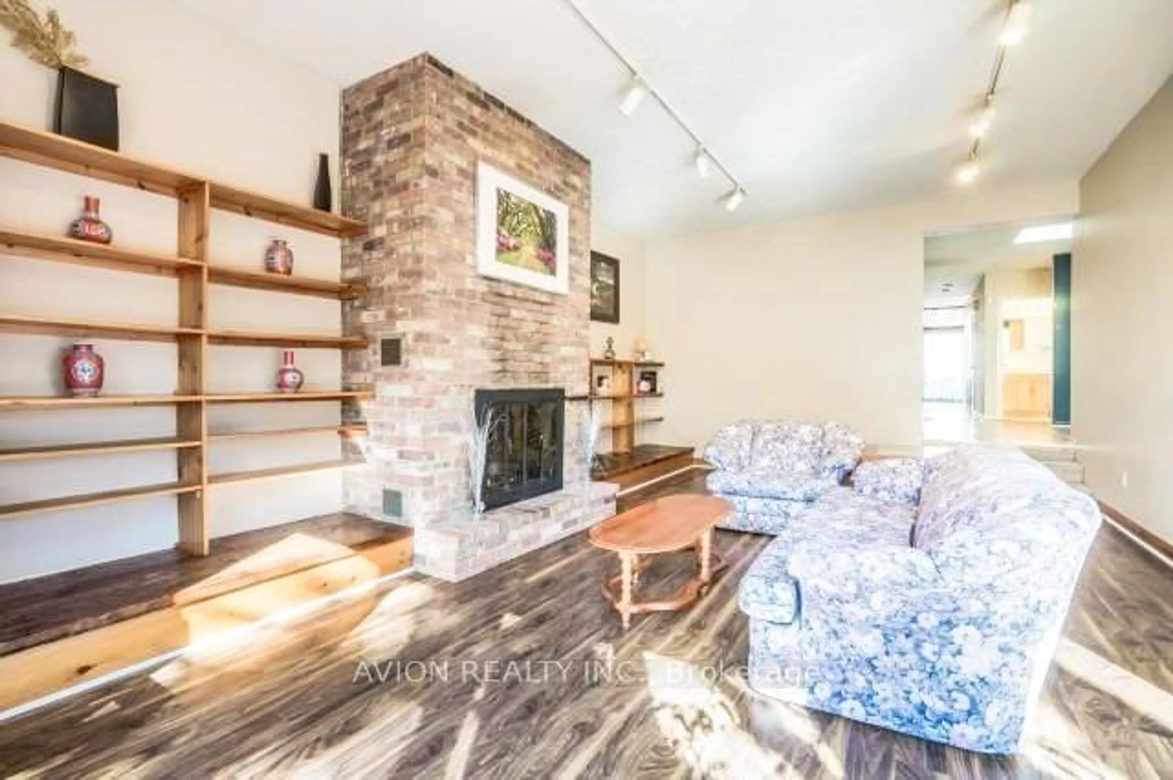 Living room with furniture, unknown for 215 DUNVIEW Ave, Toronto Ontario M2N 4H9