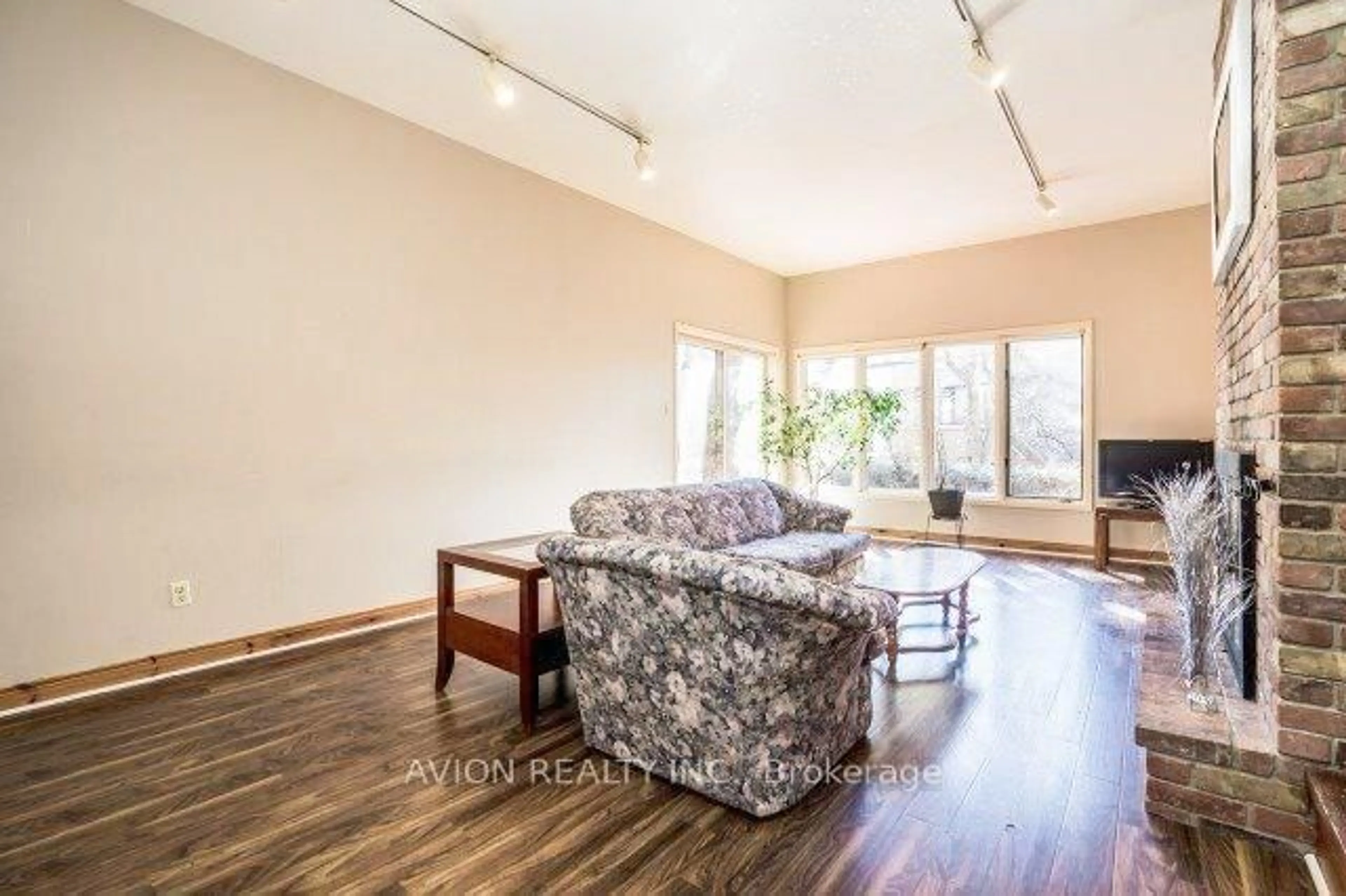 Living room with furniture, wood/laminate floor for 215 DUNVIEW Ave, Toronto Ontario M2N 4H9