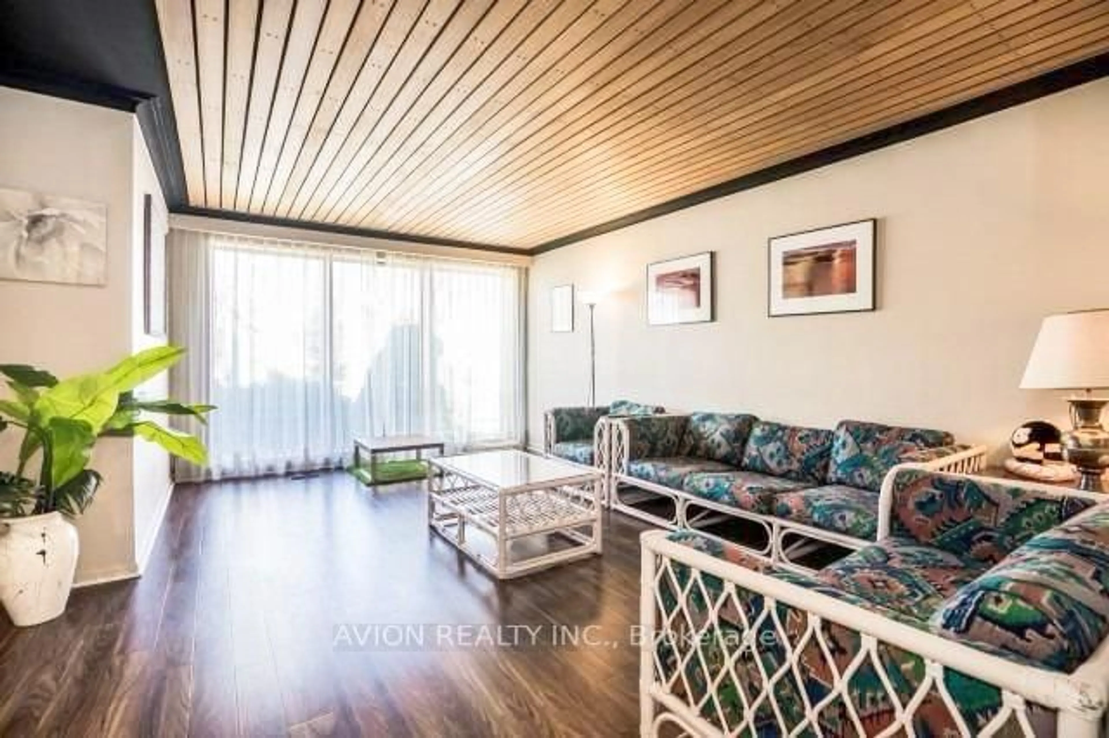 Living room with furniture, wood/laminate floor for 215 DUNVIEW Ave, Toronto Ontario M2N 4H9