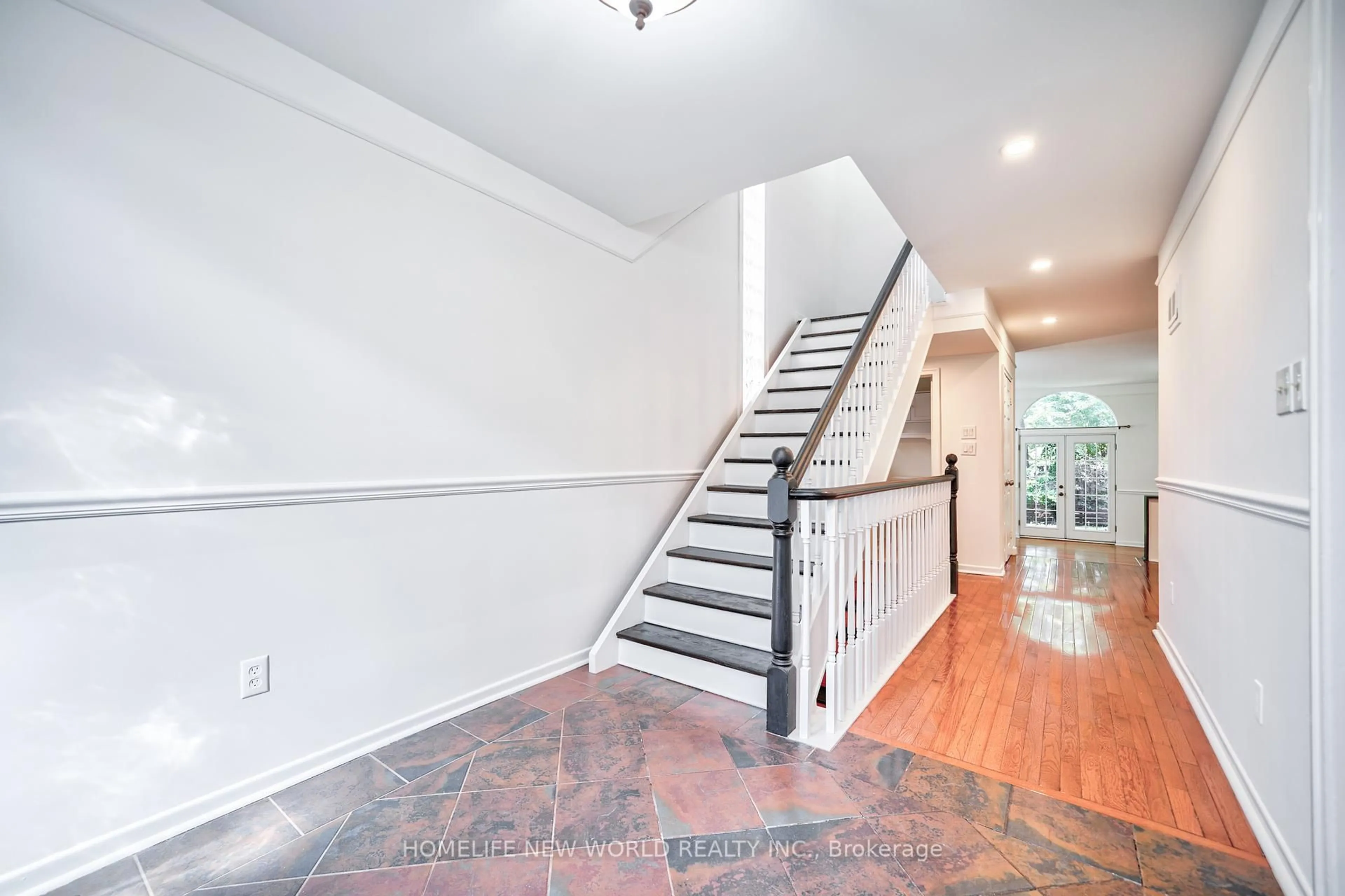 Indoor foyer for 91 Elmsthorpe Ave, Toronto Ontario M5P 2L8