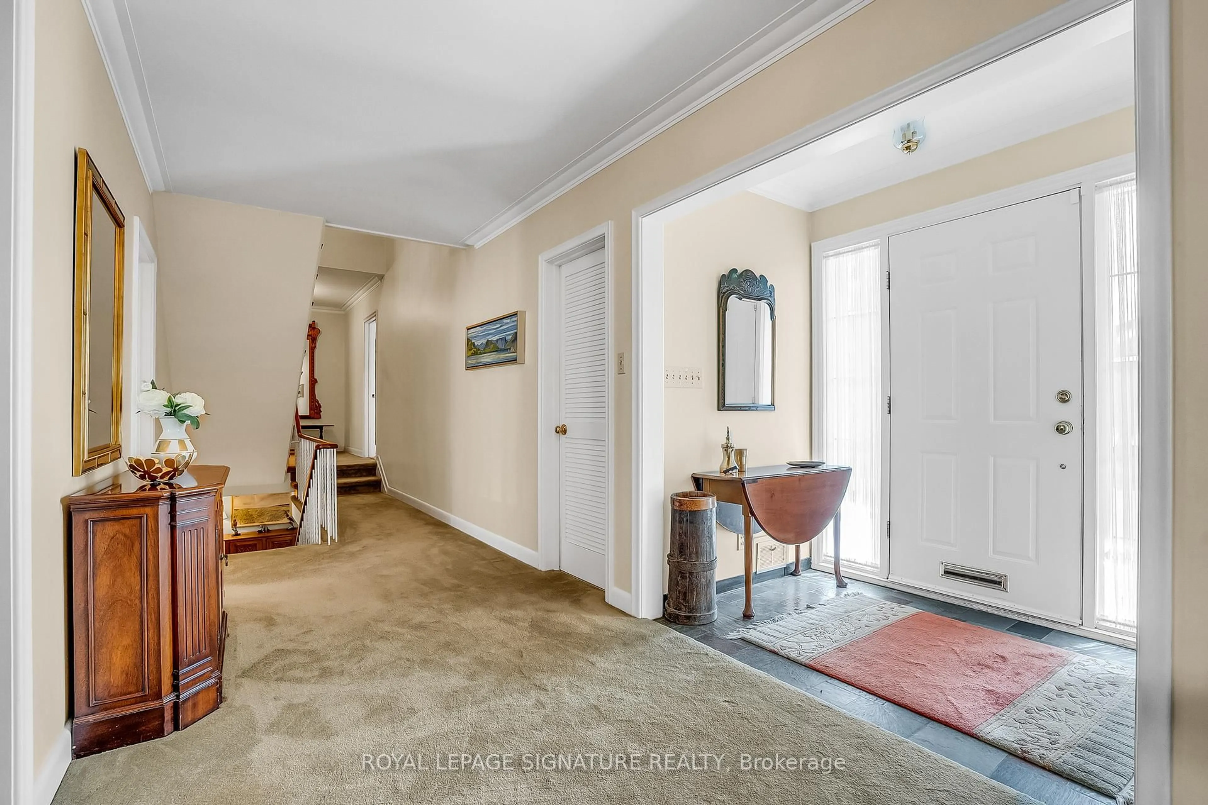 Indoor foyer for 42 Ruden Cres, Toronto Ontario M3A 3H3