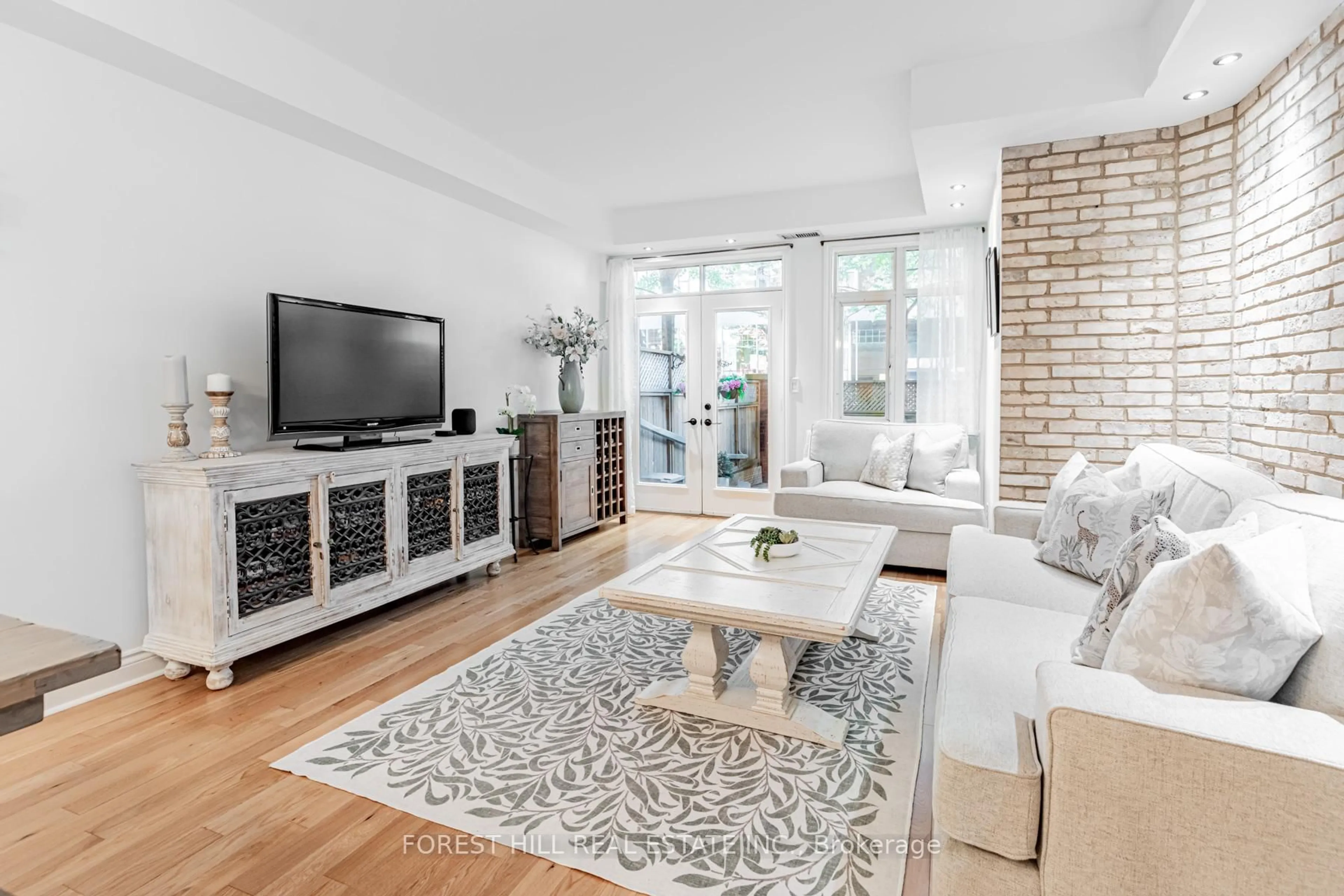 Living room with furniture, unknown for 500 Richmond St #116, Toronto Ontario M5V 3N4