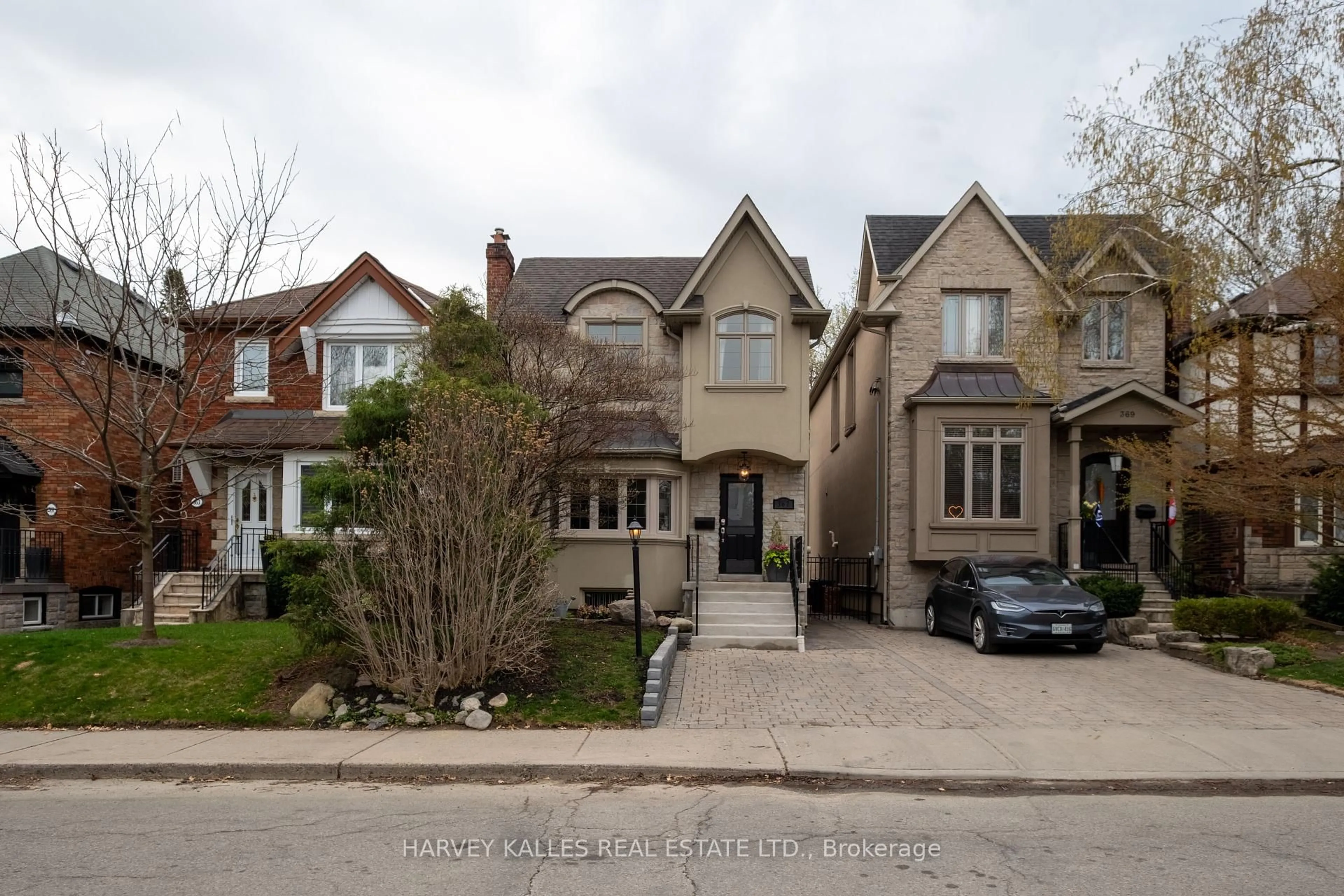 A pic from outside/outdoor area/front of a property/back of a property/a pic from drone, street for 367 Brookdale Ave, Toronto Ontario M5M 1R1