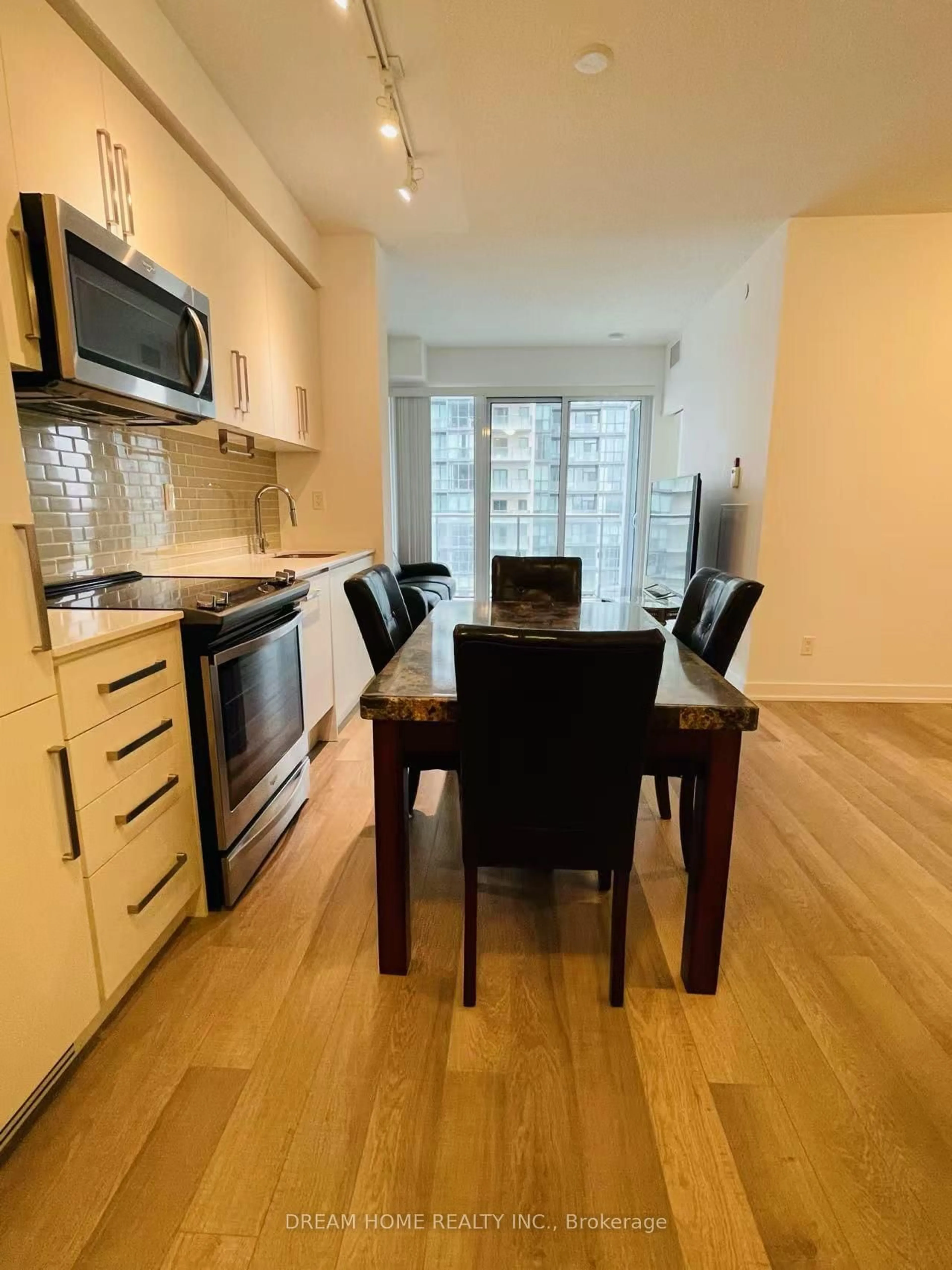 Standard kitchen, wood/laminate floor for 5180 Yonge St #1810, Toronto Ontario M2N 0K5