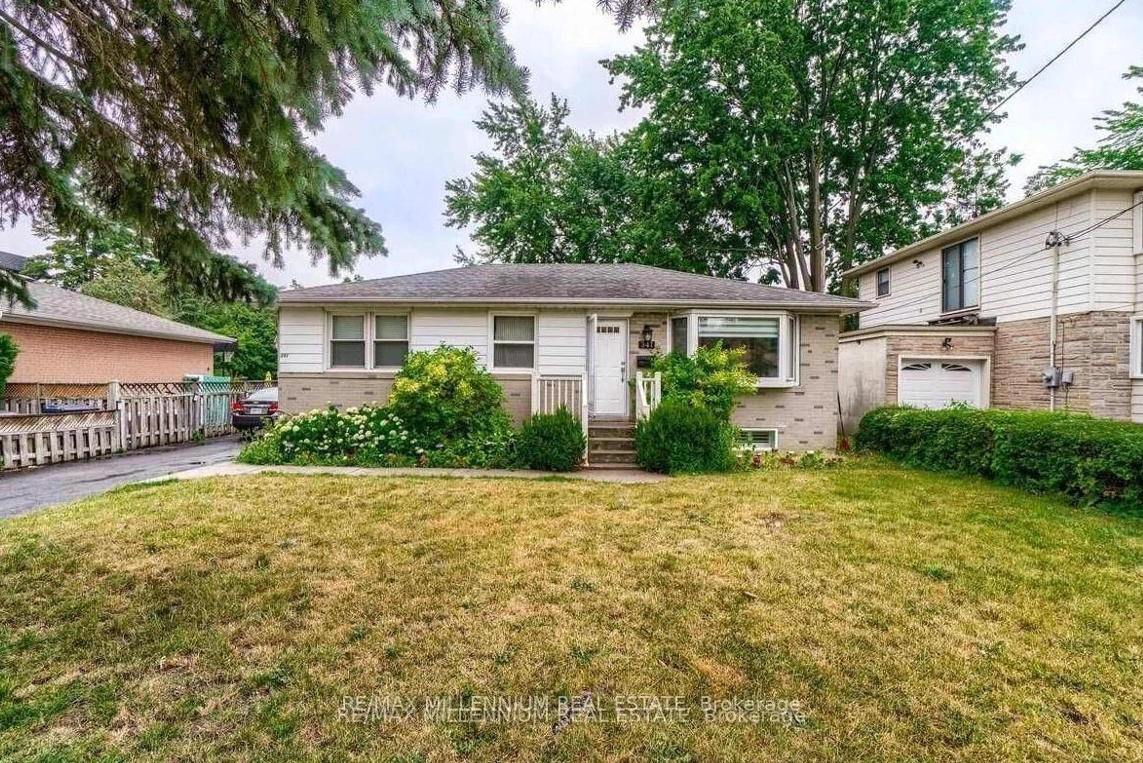 Home with vinyl exterior material, street for 341 Moore Park Ave, Toronto Ontario M2R 2R5