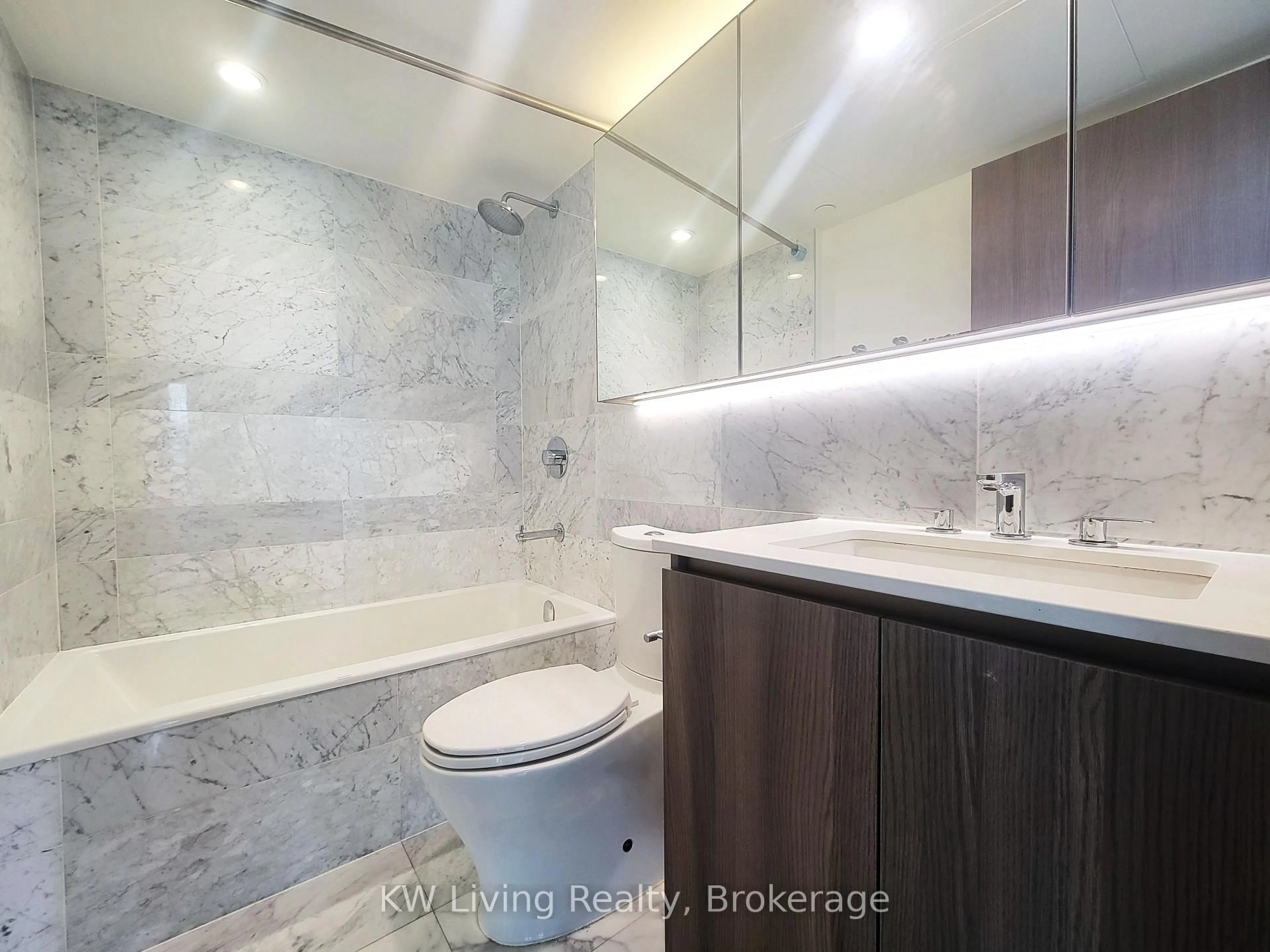 Standard bathroom, ceramic/tile floor for 19 Bathurst St #1006, Toronto Ontario M5V 0N2