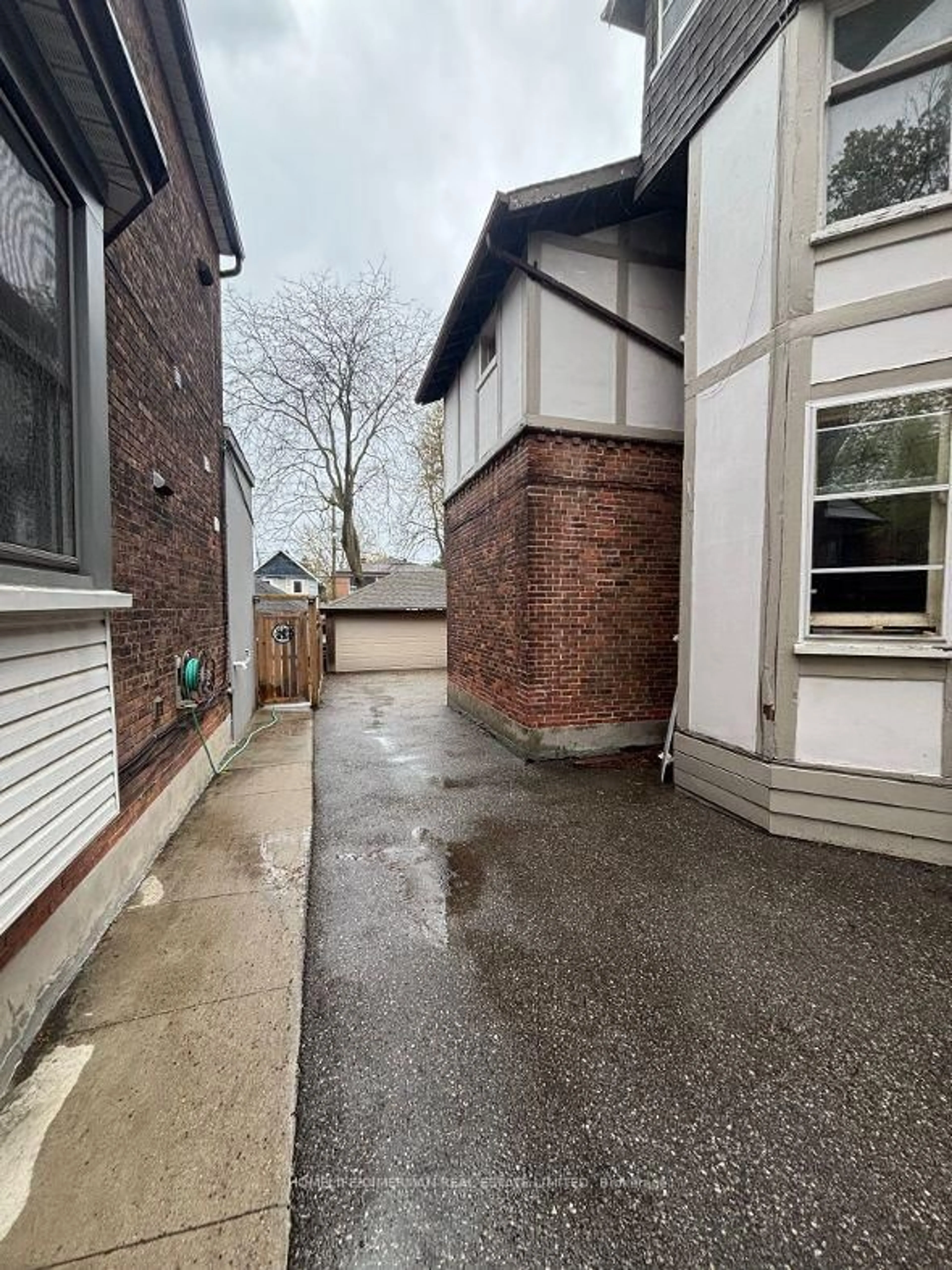 A pic from outside/outdoor area/front of a property/back of a property/a pic from drone, street for 89 Ellsworth Ave, Toronto Ontario M6G 2K4