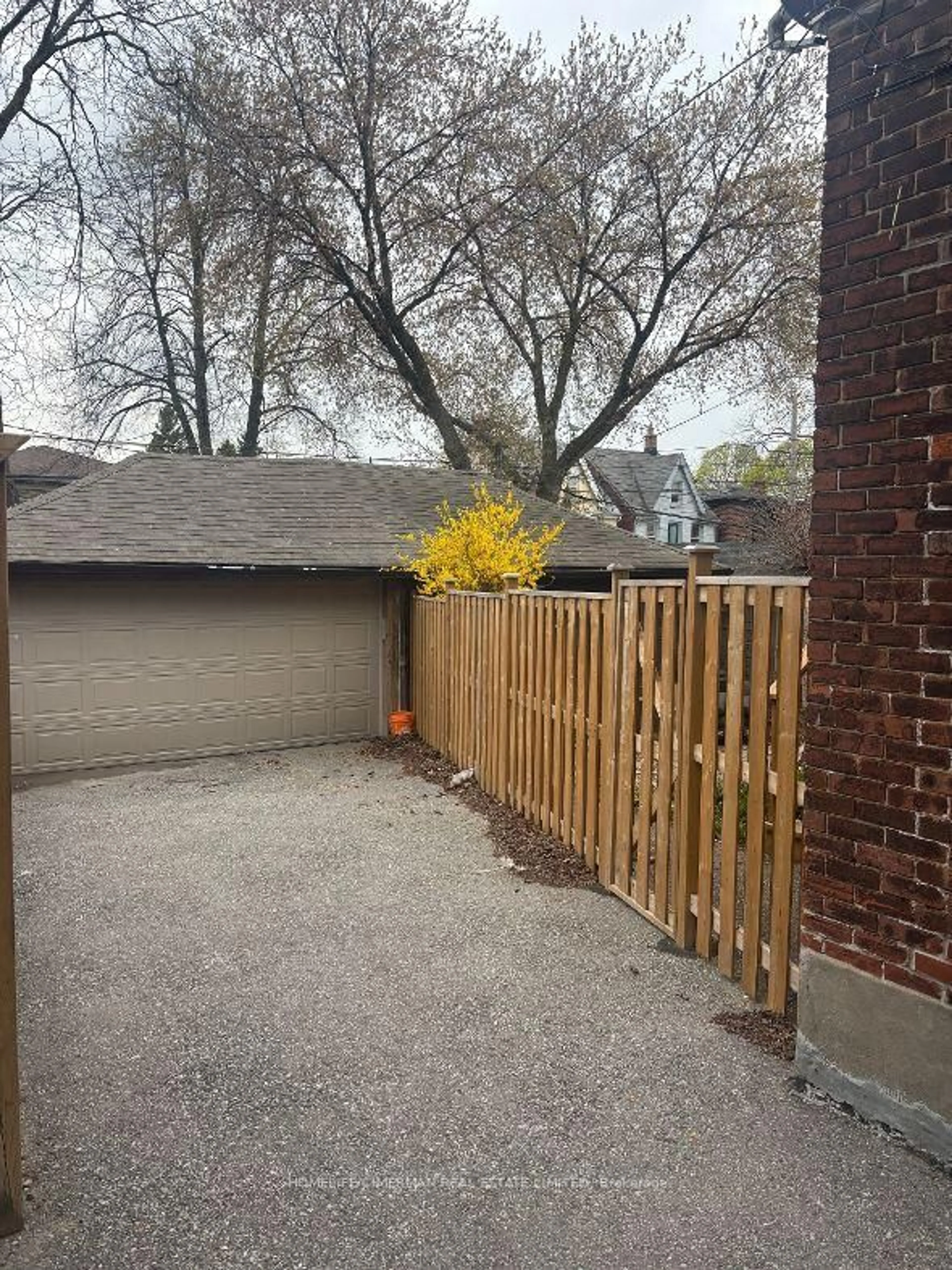 A pic from outside/outdoor area/front of a property/back of a property/a pic from drone, street for 89 Ellsworth Ave, Toronto Ontario M6G 2K4