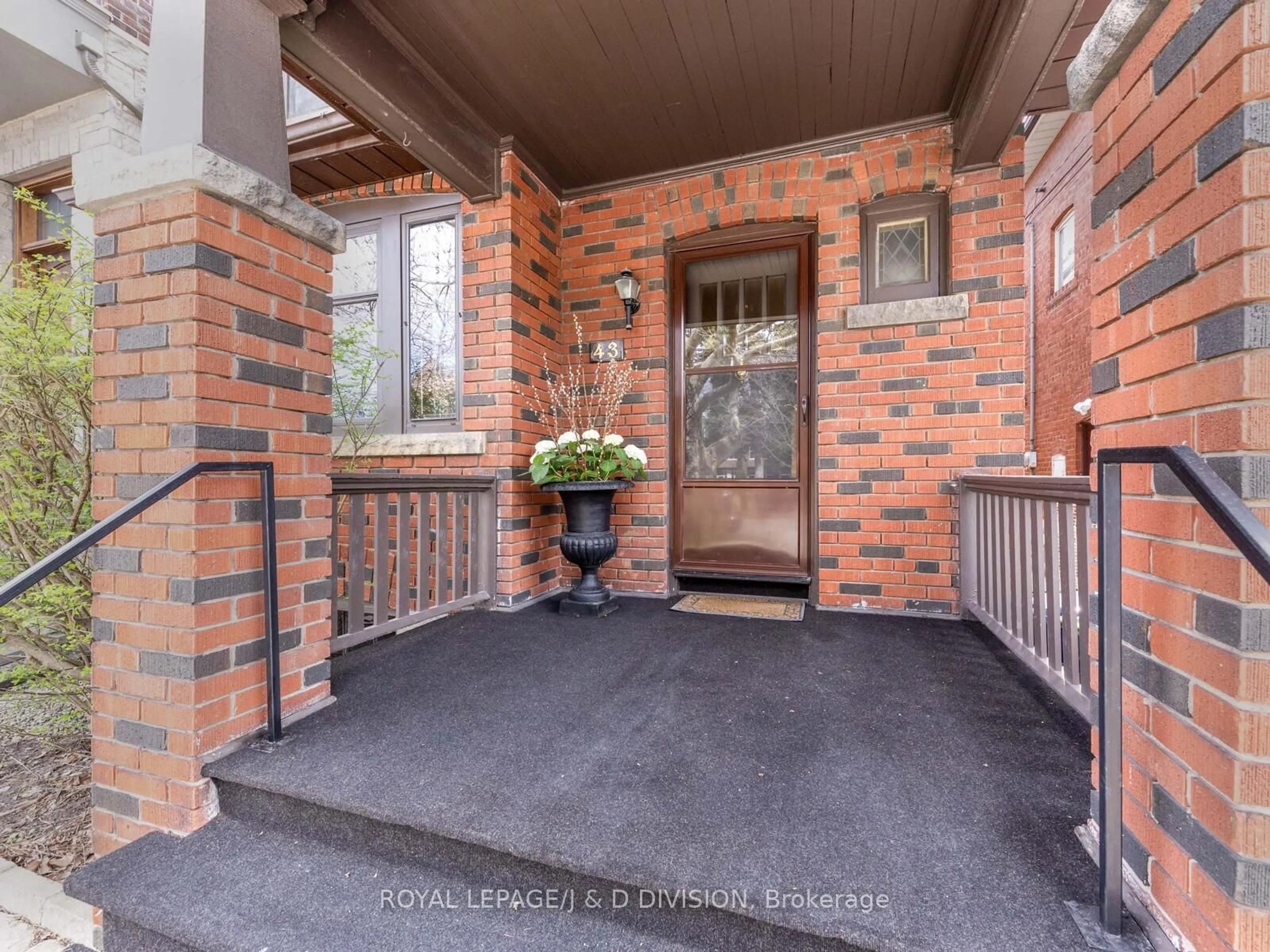 Indoor entryway for 43 Fairlawn Ave, Toronto Ontario M5M 1S6
