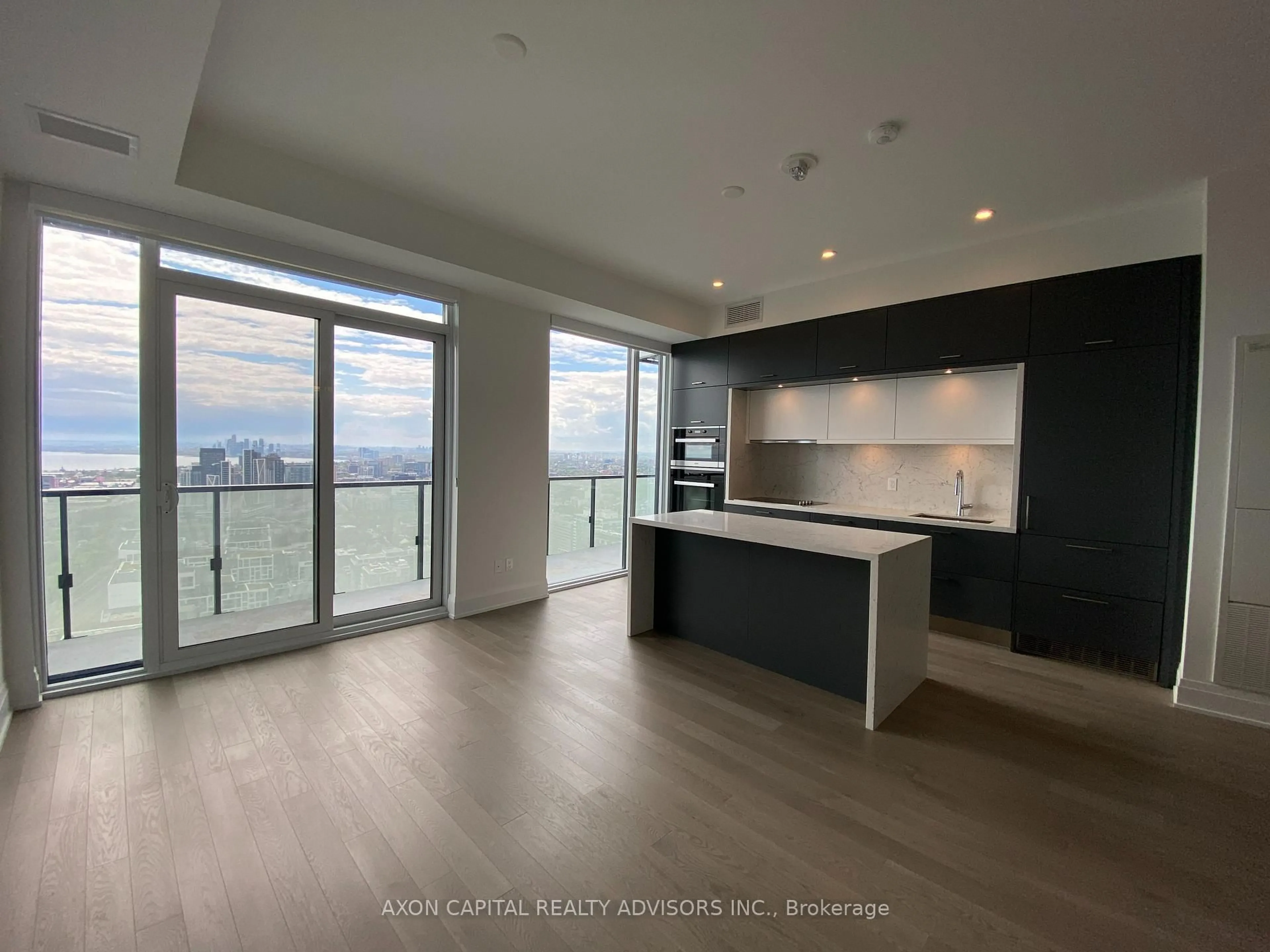 Open concept kitchen, wood/laminate floor for 470 Front St #Ph01, Toronto Ontario M5V 0V6