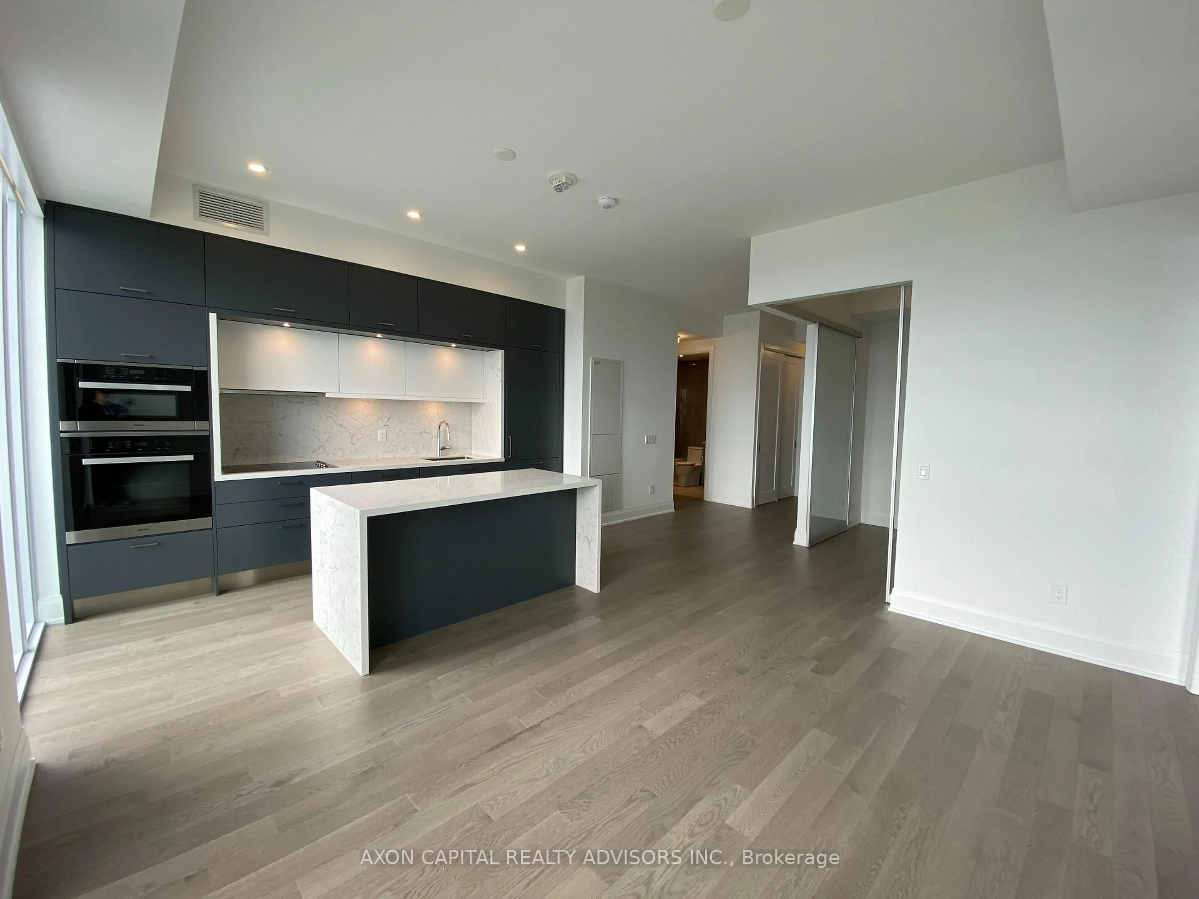 Open concept kitchen, wood/laminate floor for 470 Front St #Ph01, Toronto Ontario M5V 0V6