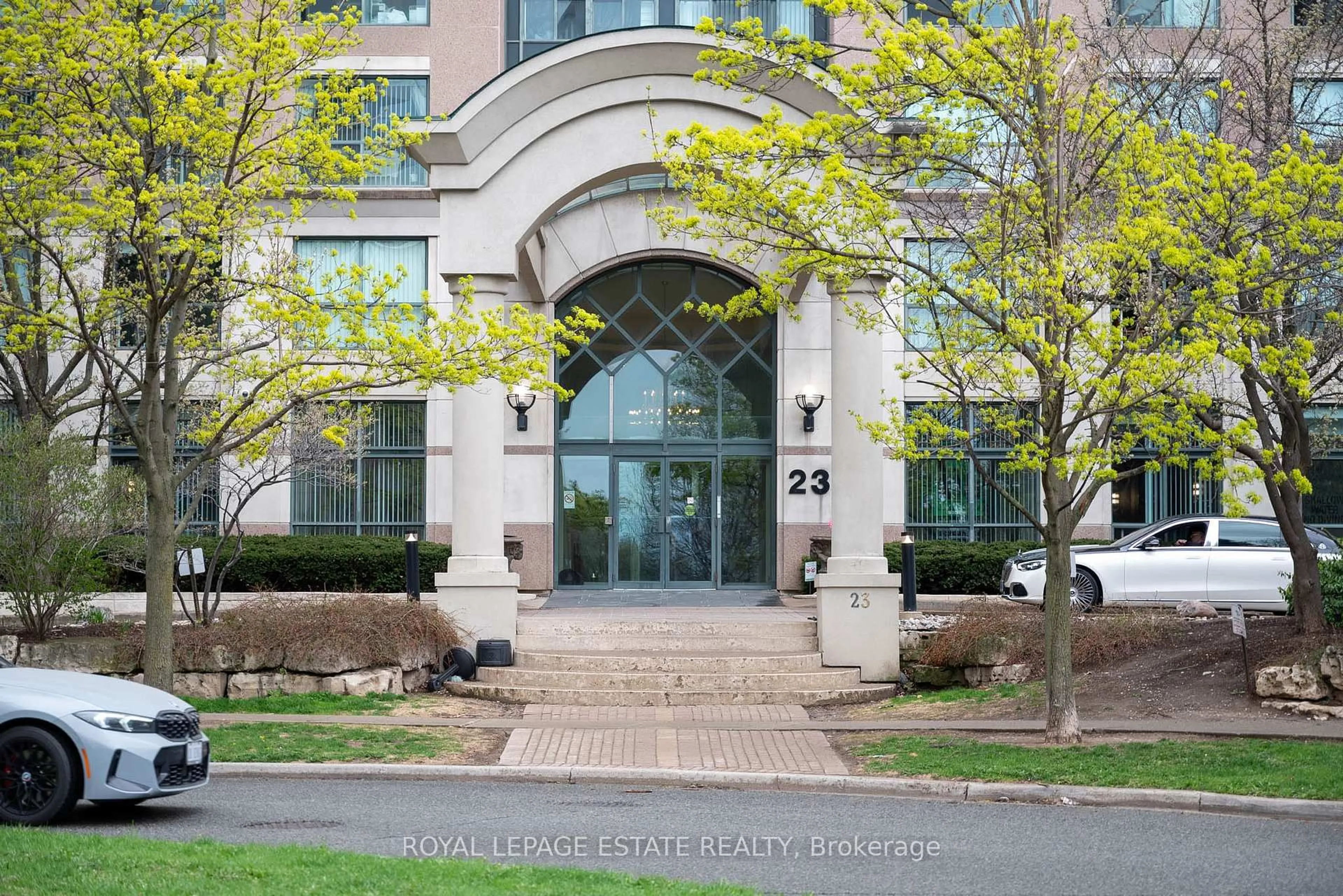Indoor foyer for 23 Lorraine Dr #1715, Toronto Ontario M2N 6Z6