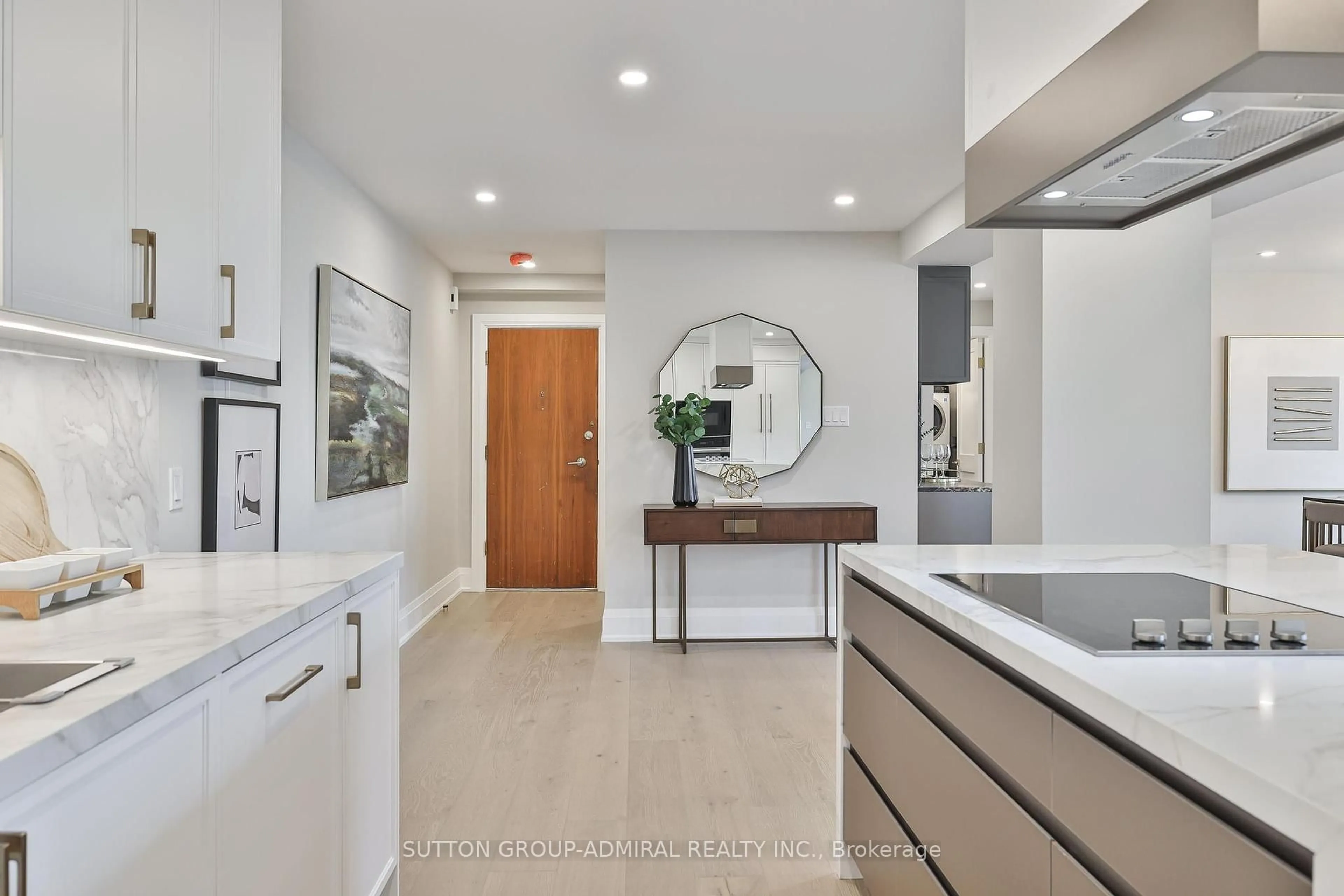 Contemporary bathroom, ceramic/tile floor for 500 Avenue Rd #806, Toronto Ontario M4V 2J6