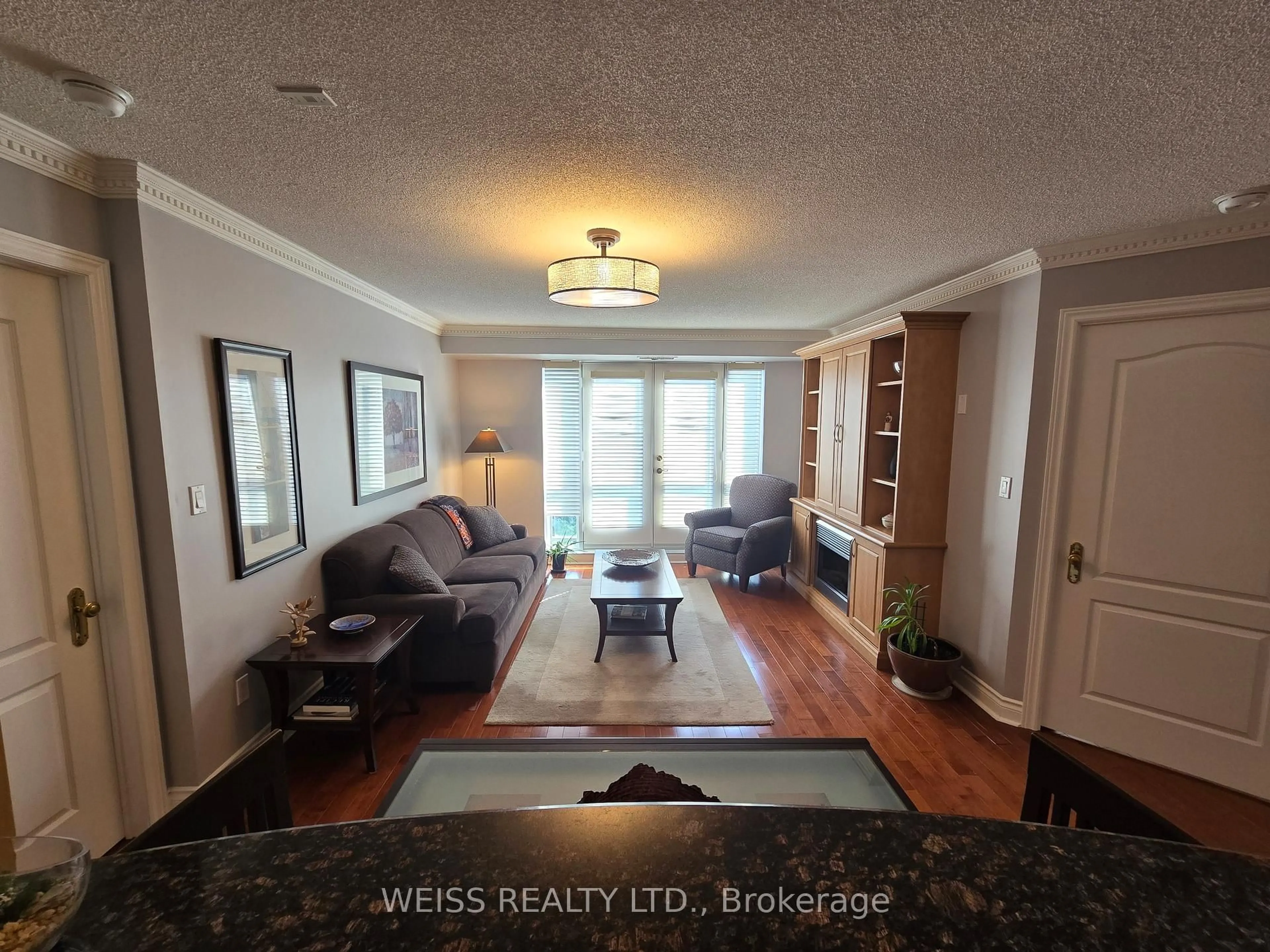 Living room with furniture, wood/laminate floor for 800 Spadina Rd #404, Toronto Ontario M5P 3N2