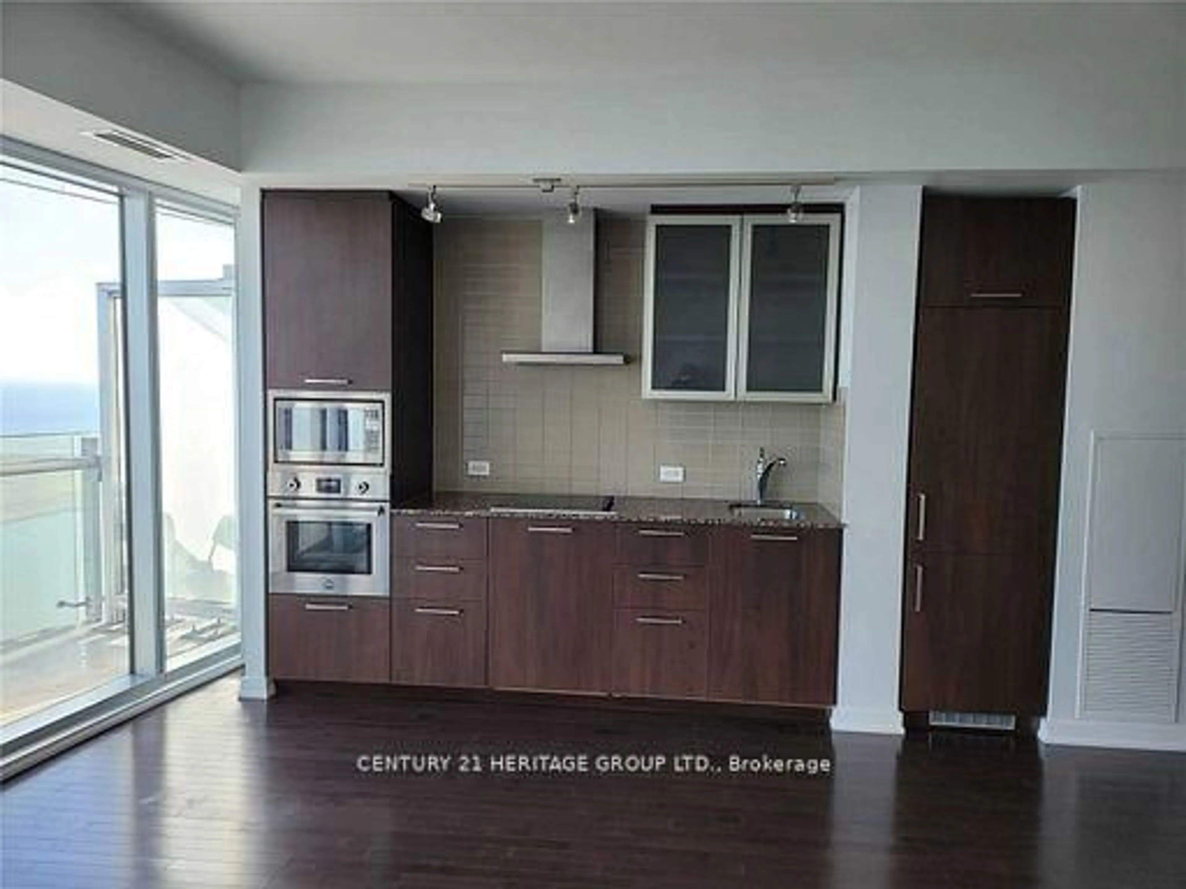 Open concept kitchen, wood/laminate floor for 14 York St #6304, Toronto Ontario M5J 2Z2