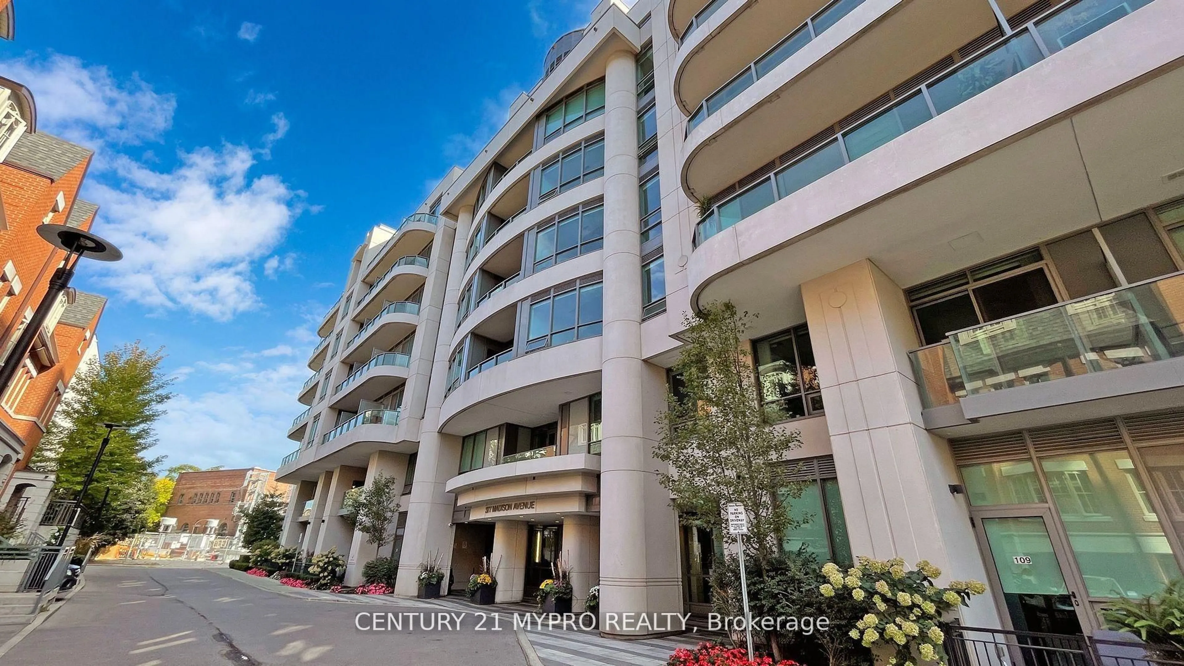 Indoor foyer for 377 Madison Ave #324, Toronto Ontario M4V 3E1