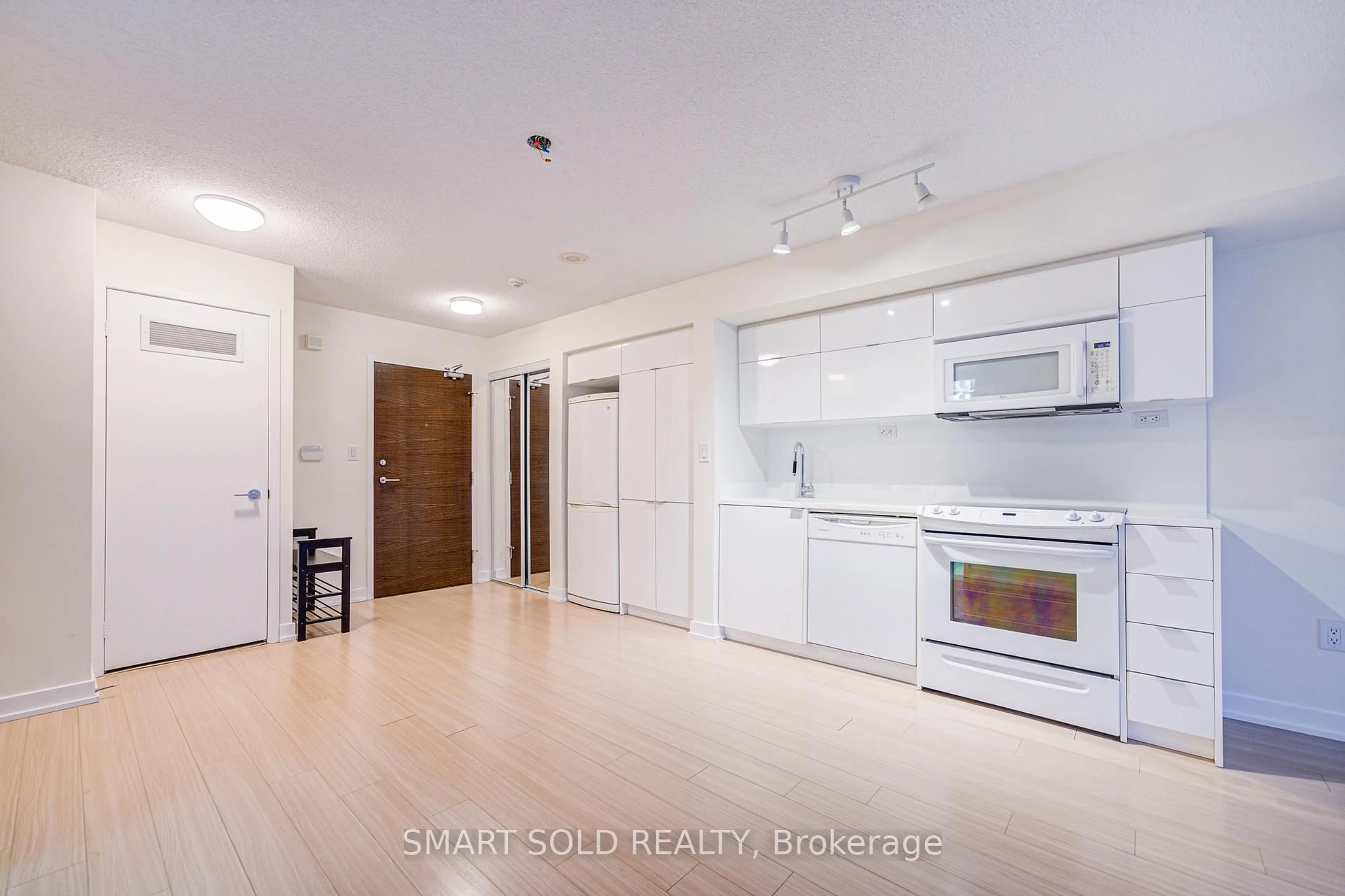 Open concept kitchen, wood/laminate floor for 151 Dan Leckie Way #736, Toronto Ontario M5V 4B2