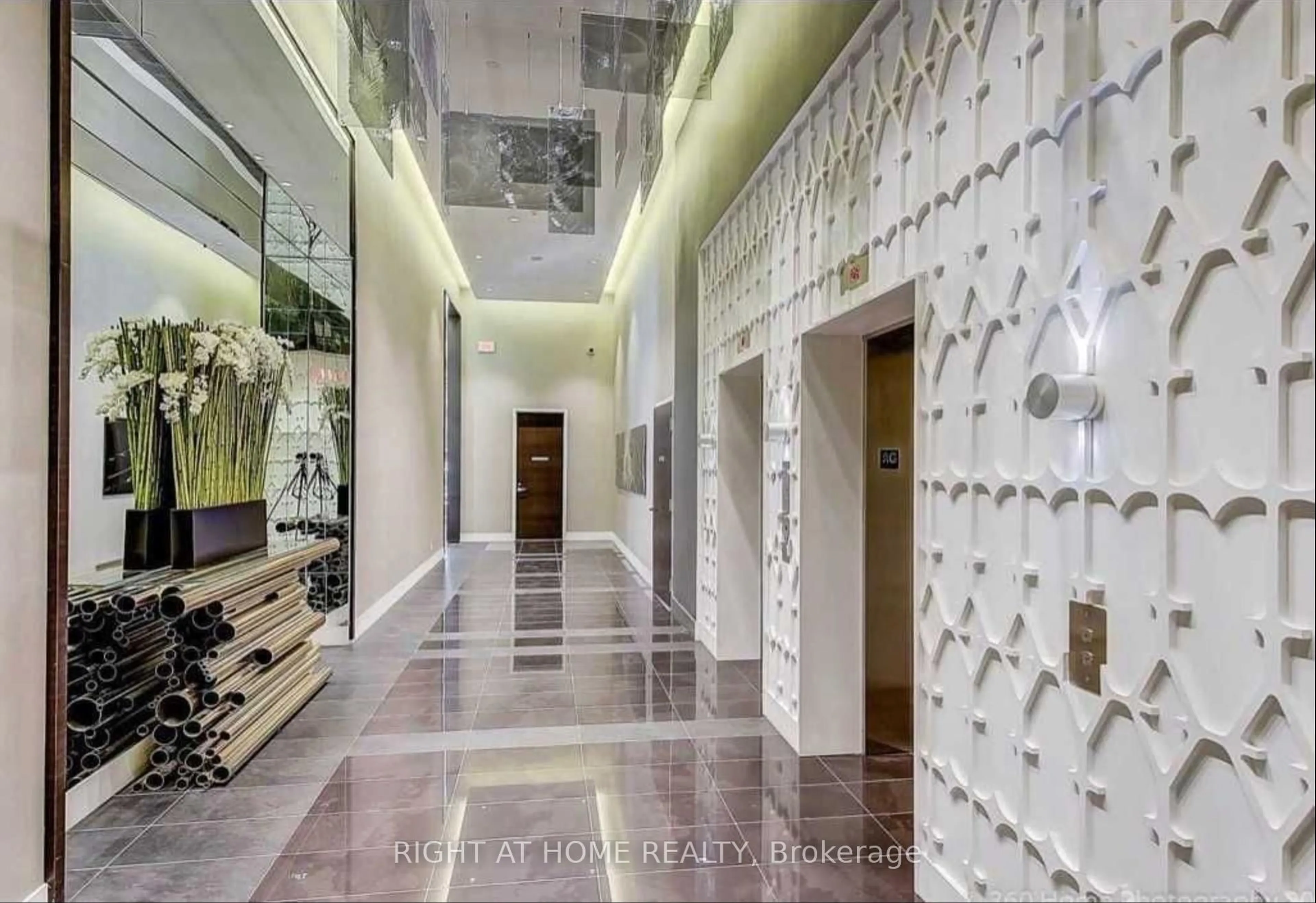 Indoor foyer for 32 Davenport Rd #ph02, Toronto Ontario M5R 0B5