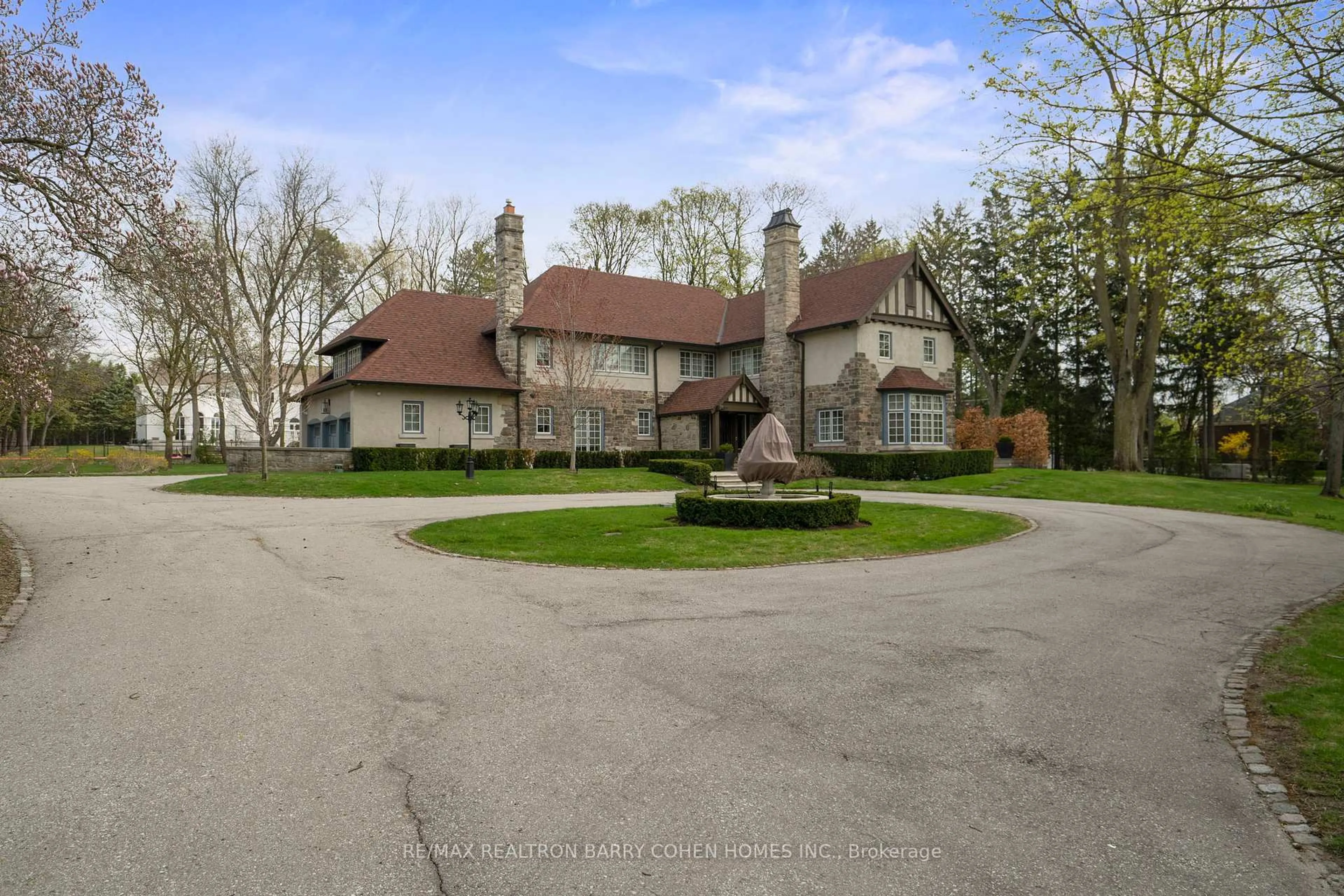 A pic from outside/outdoor area/front of a property/back of a property/a pic from drone, street for 15 Park Lane Circ, Toronto Ontario M3B 1Z8