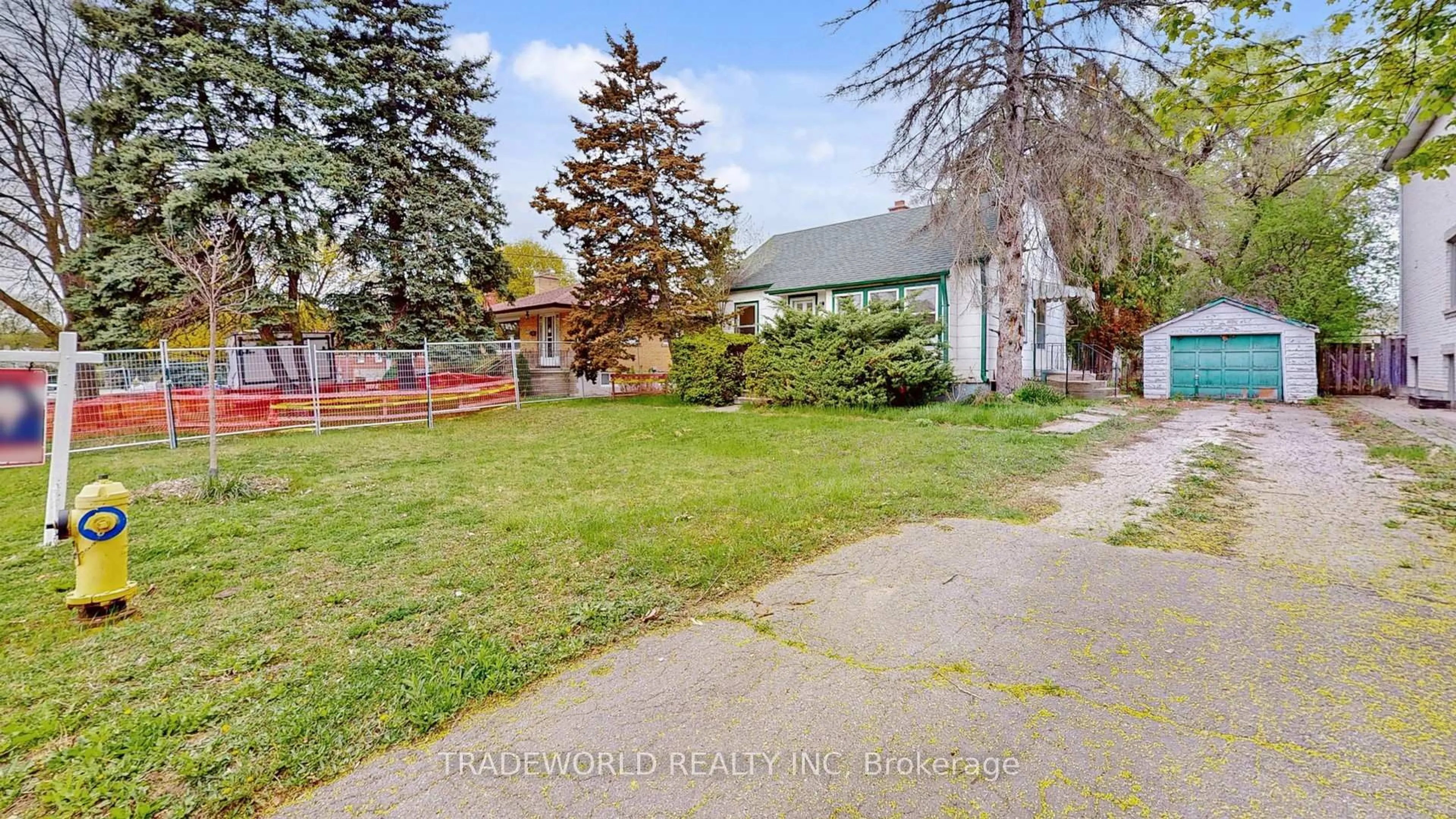 A pic from outside/outdoor area/front of a property/back of a property/a pic from drone, street for 54 Wedgewood Dr, Toronto Ontario M2M 2H5