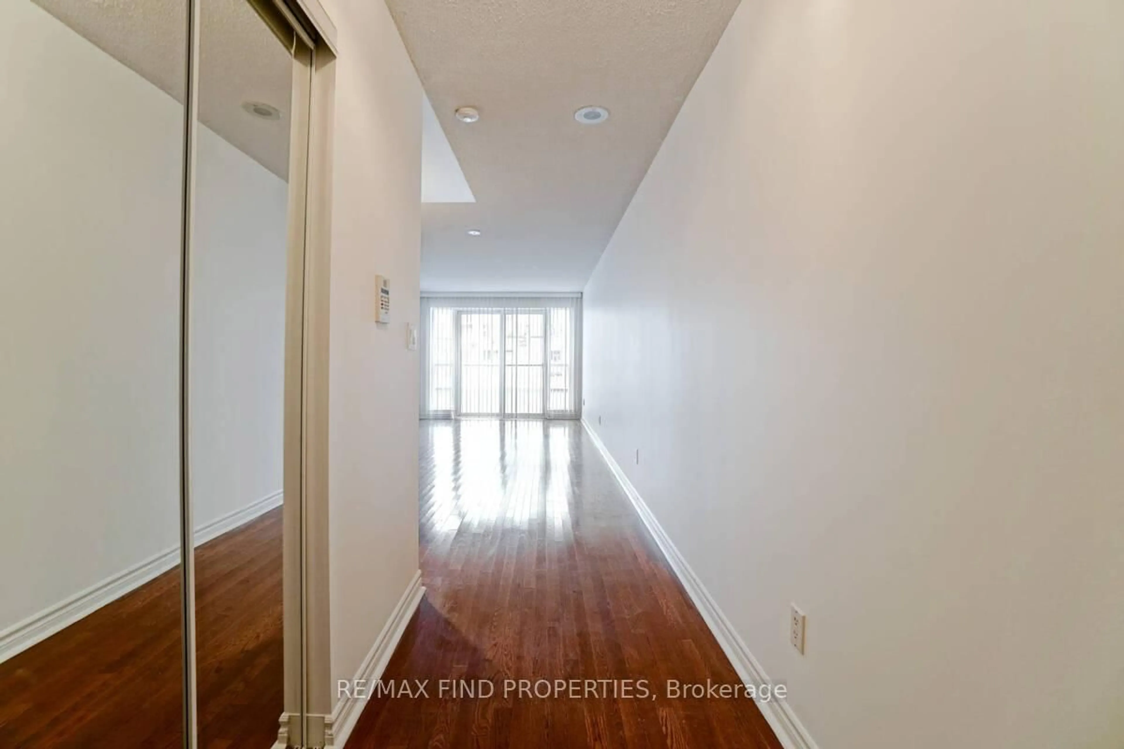Indoor entryway for 270 Wellington St #401, Toronto Ontario M5V 3P5