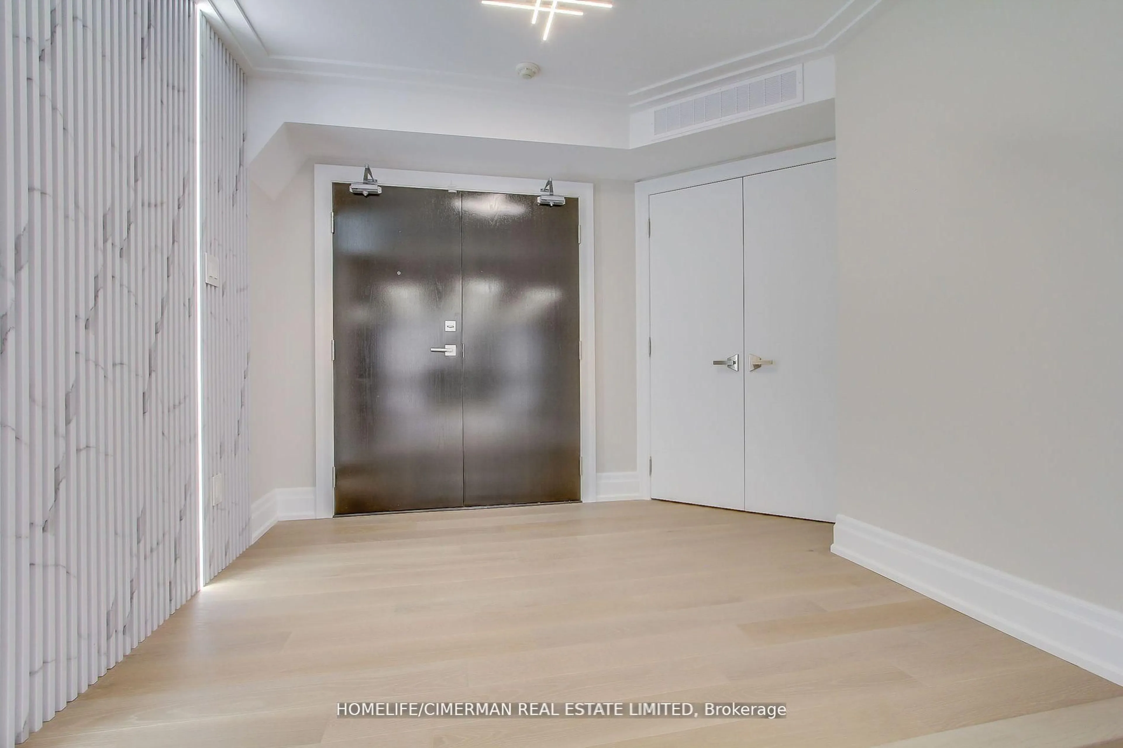 Indoor foyer for 240 Heath St #204, Toronto Ontario M5P 3L5